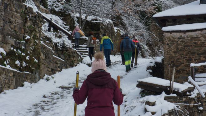 Los voluntarios tuvieron que retar a la nieve para poder ayudar al monte a recuperarse. | Tyto Alba
