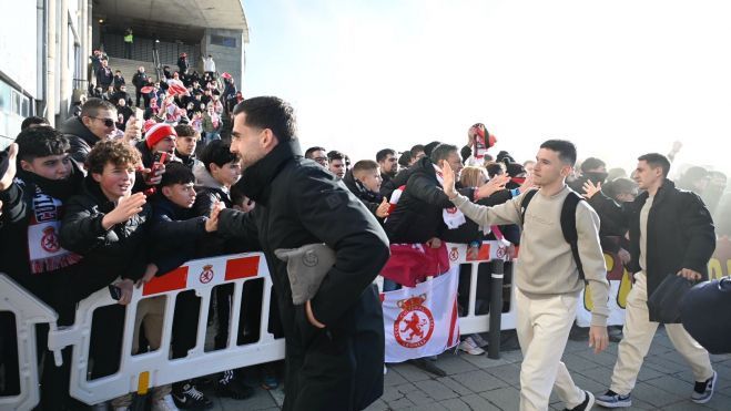 Fornos y Chacón saludan a la afición antes del partido ante el Zaragoza. SAÚL ARÉN Fornos y Chacón saludan a la afición antes del partido ante el Zaragoza. SAÚL ARÉN