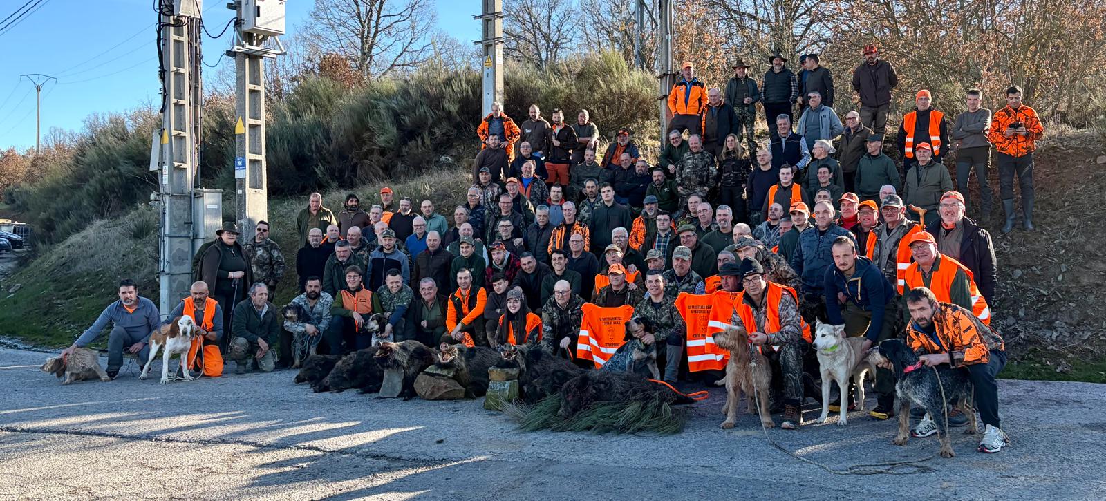 Foto dinal de familia de la III Montería Solidaria de Viforcos en su lucha contra el cáncer. LNC