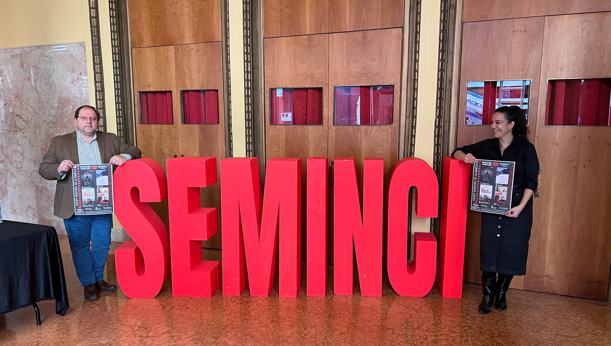 Javier Carrera y Silvia Cubría durante la presentación de las películas. 