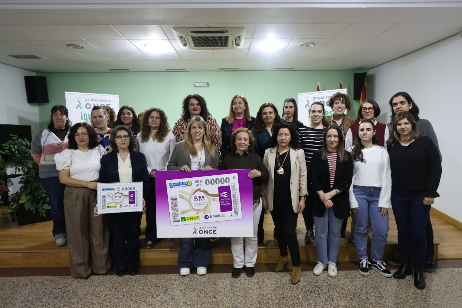 Foto grupal del acto de presentación del cupón de la Once dedicado al Día Internacional de las Mujeres de 2026. | F.OTERO