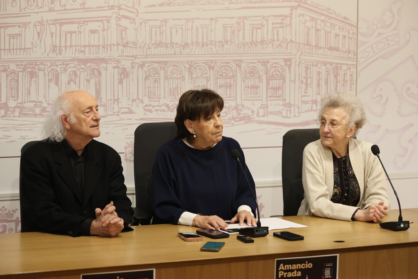 Un instante de la presentación del concierto de Amancio Prada en León. | FERNANDO OTERO