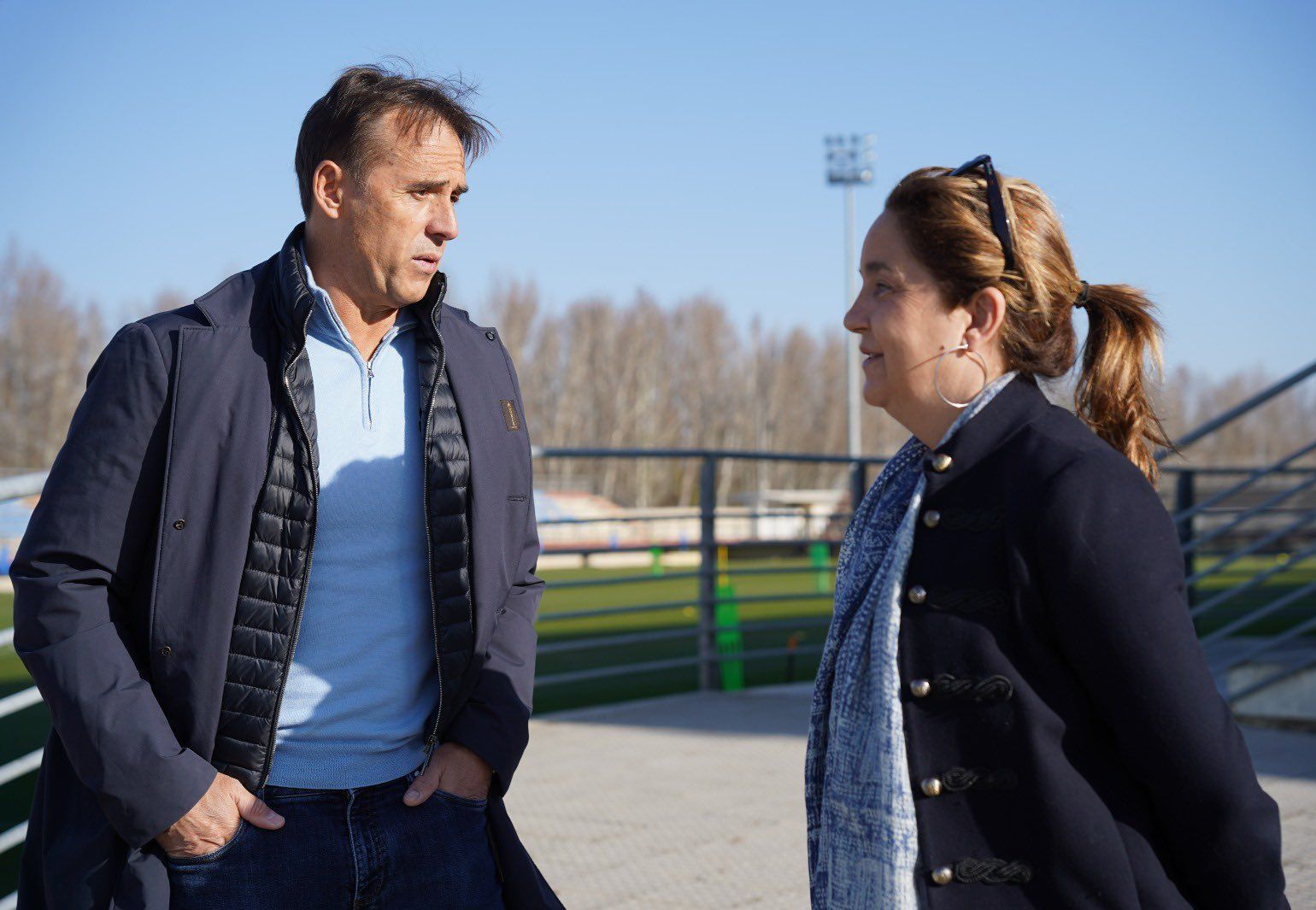 Julen Lopetegui conversa con Natichu Alvarado en el Área de Puente Castro. | CYD Julen Lopetegui conversa con Natichu Alvarado en el Área de Puente Castro. | CYD
