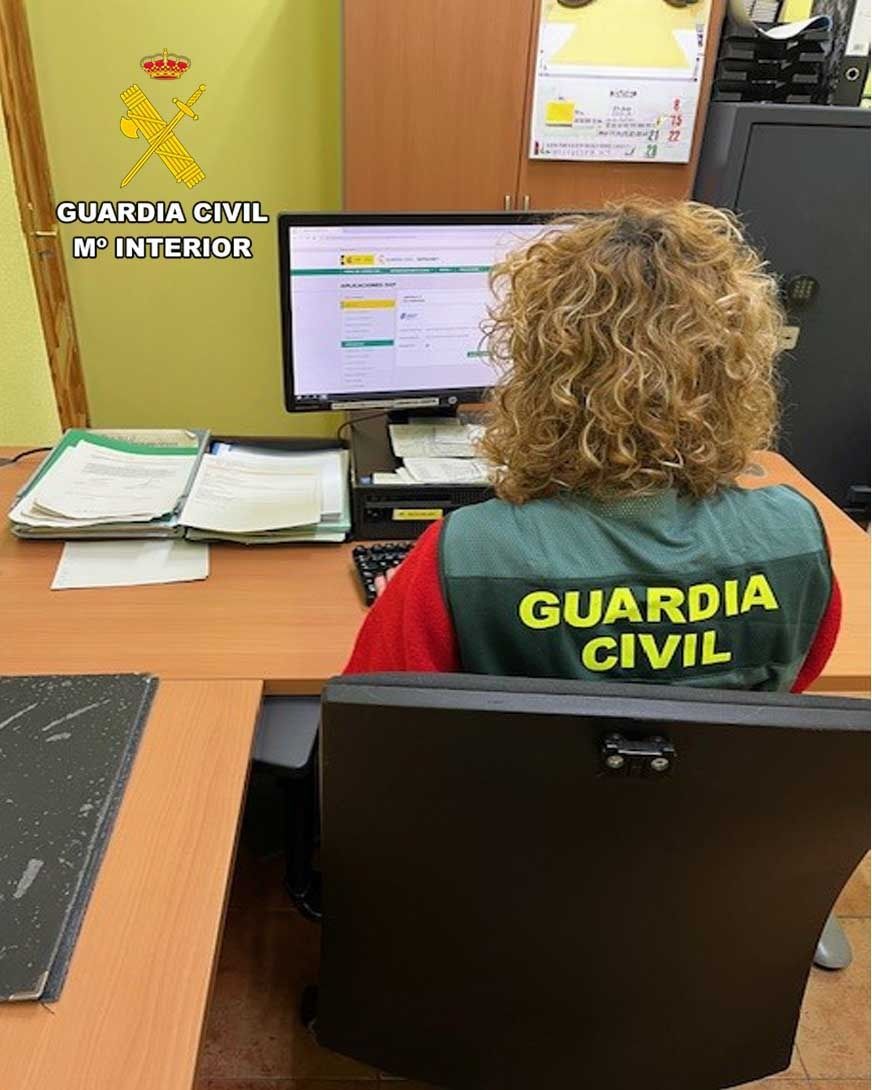 La Guardia Civil trabajando en la detención. La Guardia Civil trabajando en la detención.