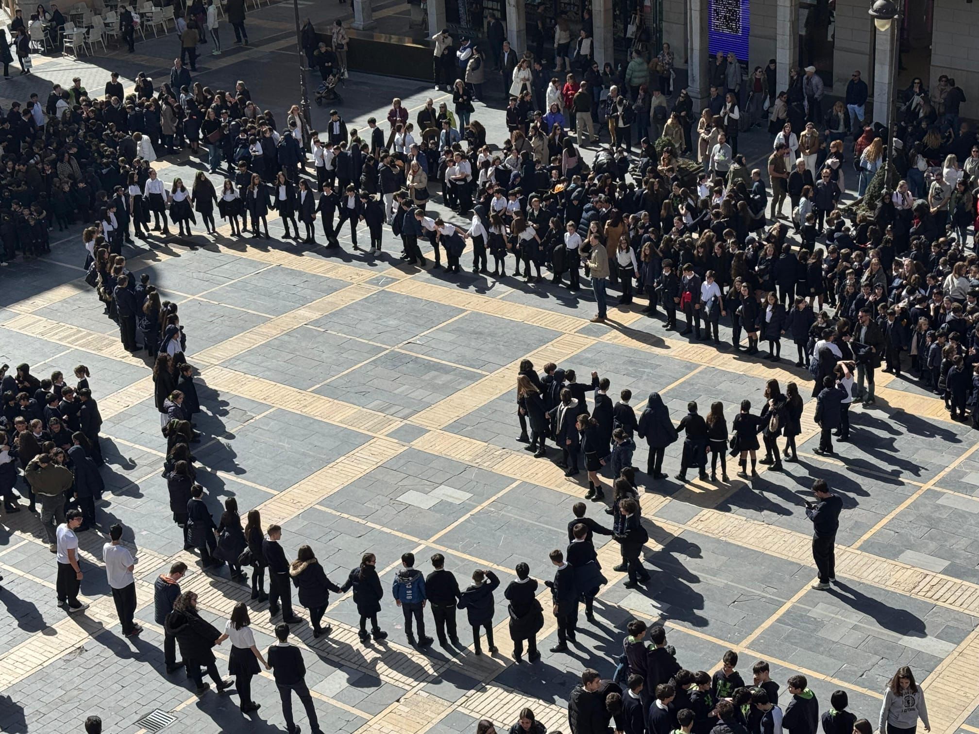 Alumnos y profesores han formado el corazón junto a la Catedral. | L.N.C.
