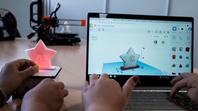 Al final del curso desarrollan un proyecto final que engloba todas las tecnologías aprendidas.