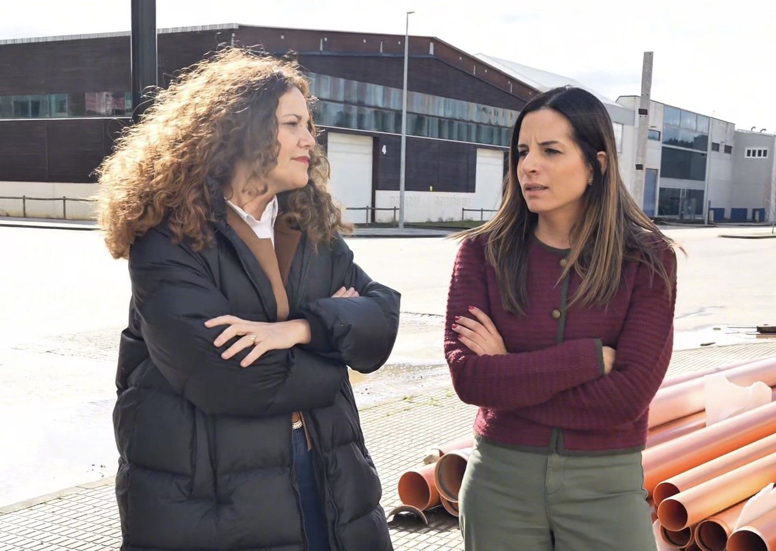 Silvia Cao y Nuria Rubio visitando el polígono de Bembibre.