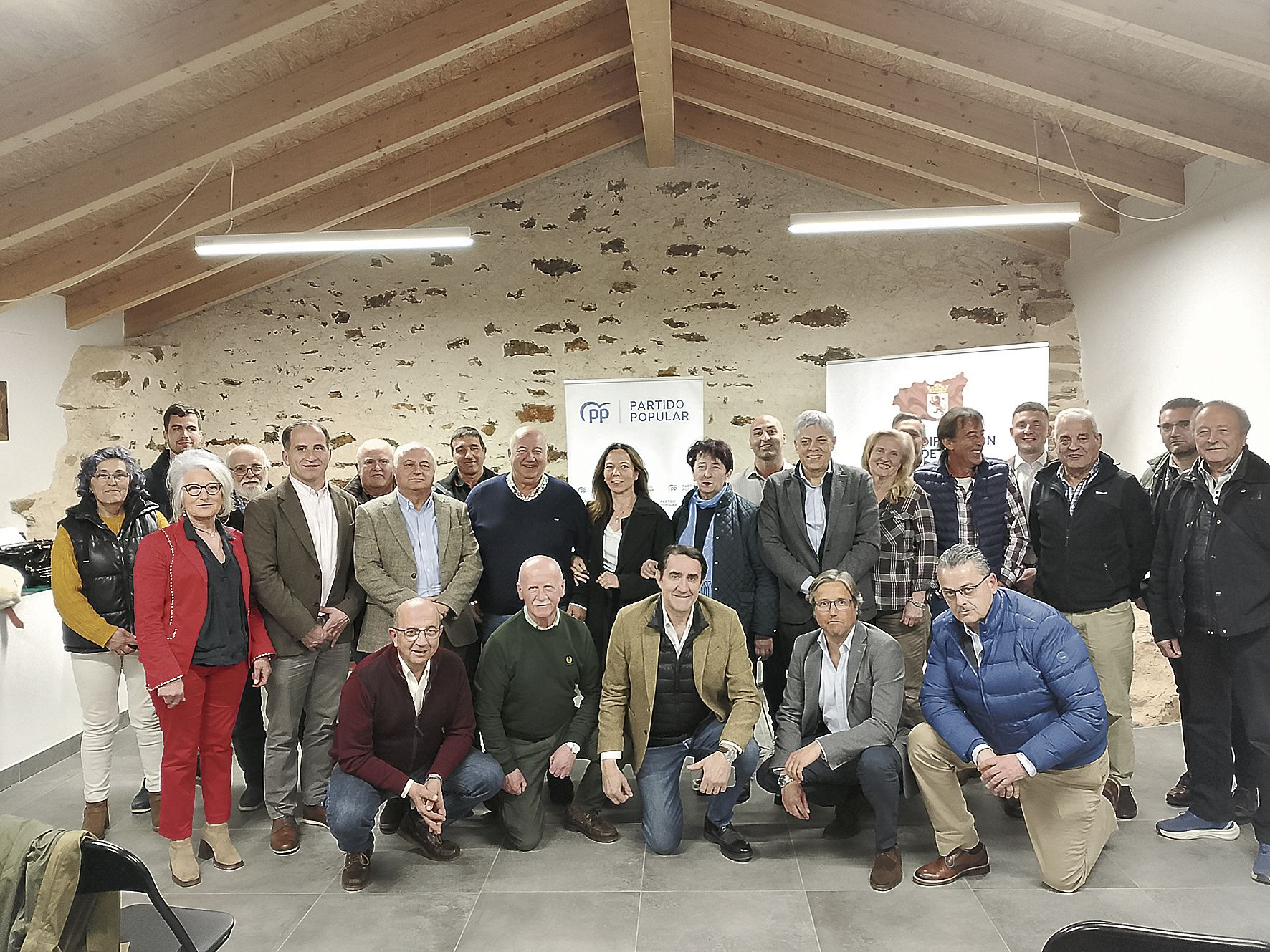 Foto de familia del encuentro de alcaldes y portavoces de la zona de León Norte | L.N.C.