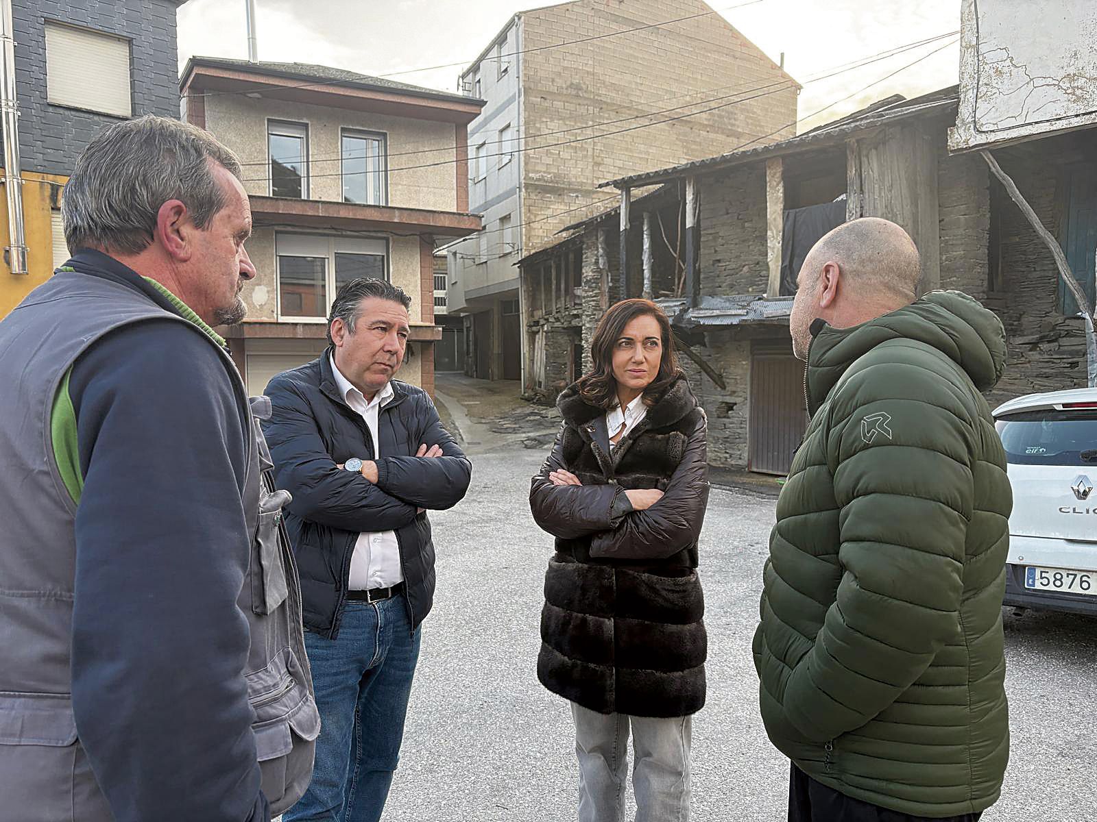 Un instante de la visita de los responsables leonesistas al municipio de Encinedo | L.N.C. Un instante de la visita de los responsables leonesistas al municipio de Encinedo | L.N.C.