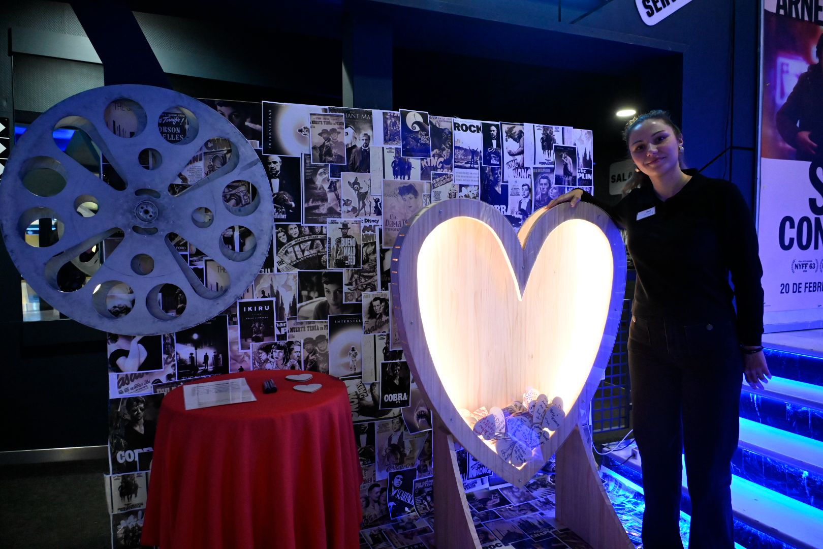 María Tascón lleva ocho años trabajando en los cines leoneses. Desde hace tres, es una de las encargadas. | SAÚL ARÉN María Tascón lleva ocho años trabajando en los cines leoneses. Desde hace tres, es una de las encargadas. | SAÚL ARÉN