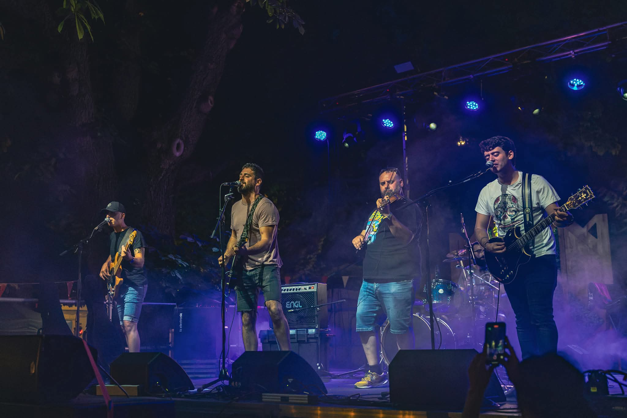 Meji y su banda en pleno concierto; este viernes estarán en el pub Molly Malone’s. Meji y su banda en pleno concierto; este viernes estarán en el pub Molly Malone’s.