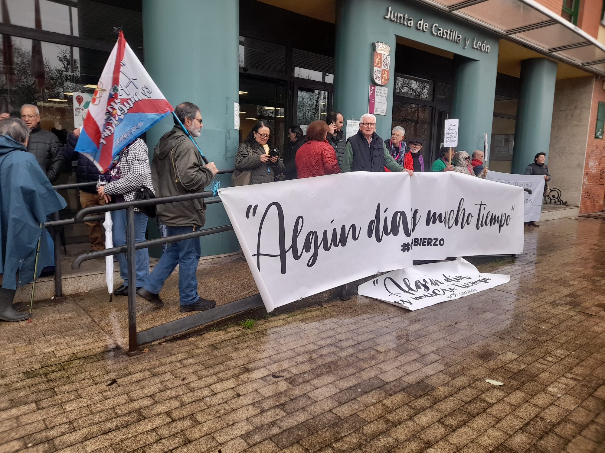 Manifestación de Oncobierzo a las puertas de la Junta. | MAR IGLESIAS
