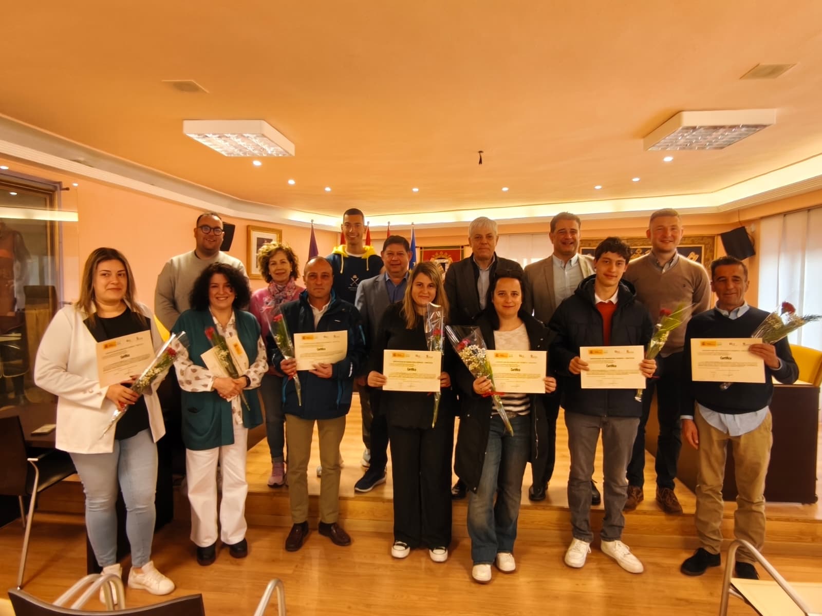Foto de familia de entrega de diplomas a los alumnos en Valencia de Don Juan. | L.N.C. Foto de familia de entrega de diplomas a los alumnos en Valencia de Don Juan. | L.N.C.