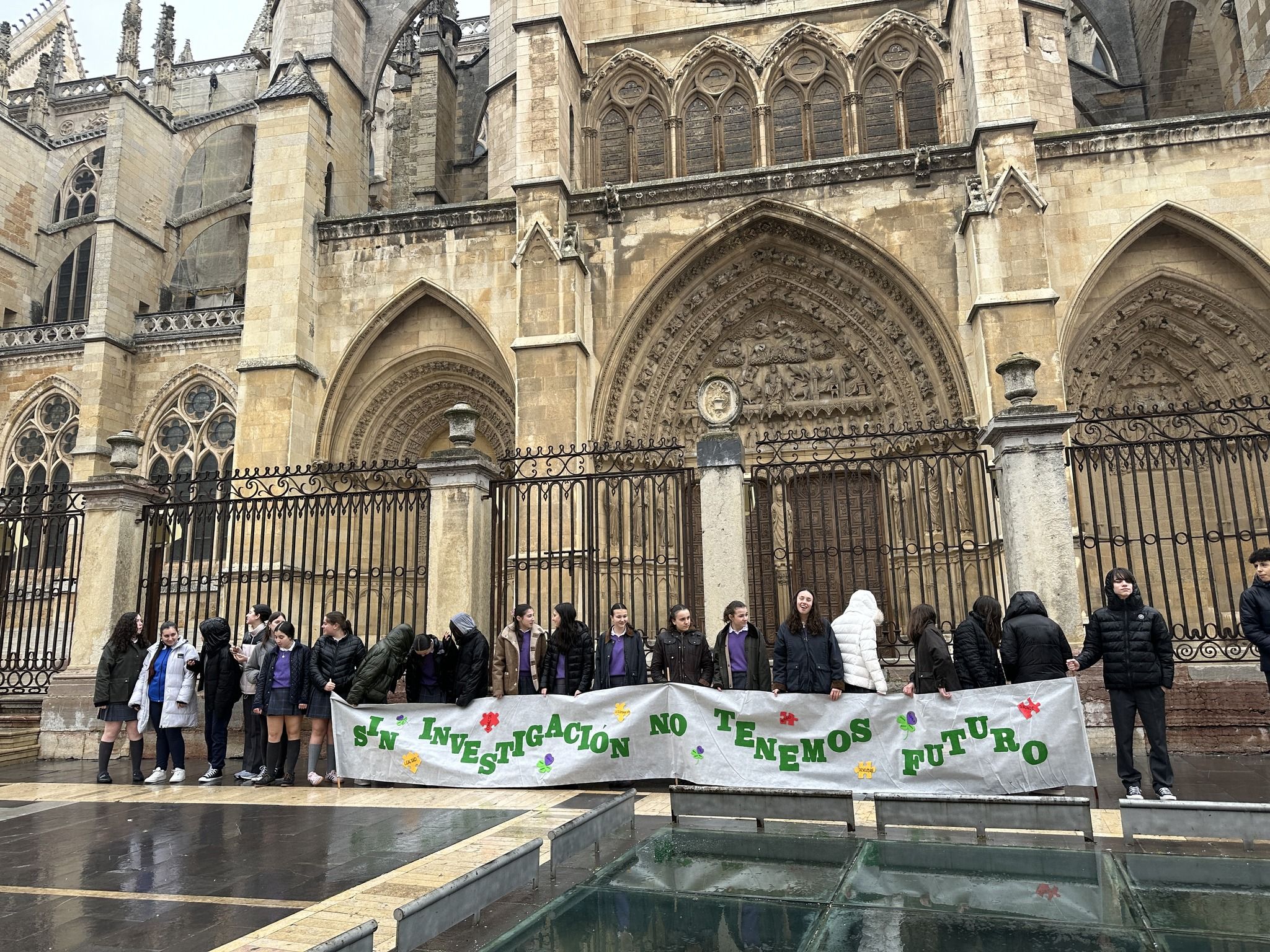 Los alumnos del Colegio Maristas San José formaron parte del acto reivindicativo con motivo del Dia Mundial de las Enfermedades Raras. | AYUNTAMIENTO DE LEÓN Los alumnos del Colegio Maristas San José formaron parte del acto reivindicativo con motivo del Dia Mundial de las Enfermedades Raras. | AYUNTAMIENTO DE LEÓN
