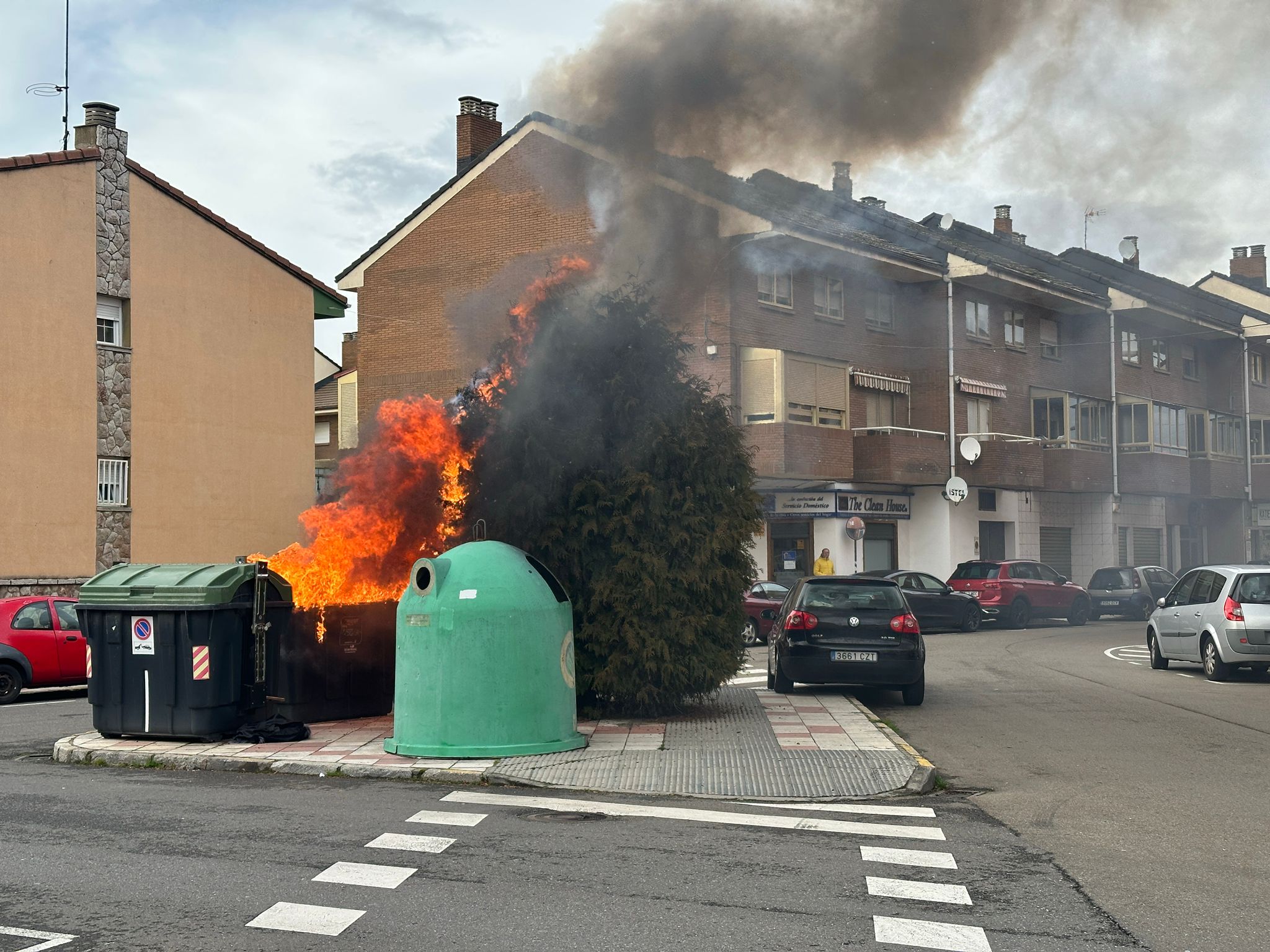 Imagen del contenedor ardiendo en la calle Anunciata de Trobajo del Camino. | J. A. Imagen del contenedor ardiendo en la calle Anunciata de Trobajo del Camino. | J. A.
