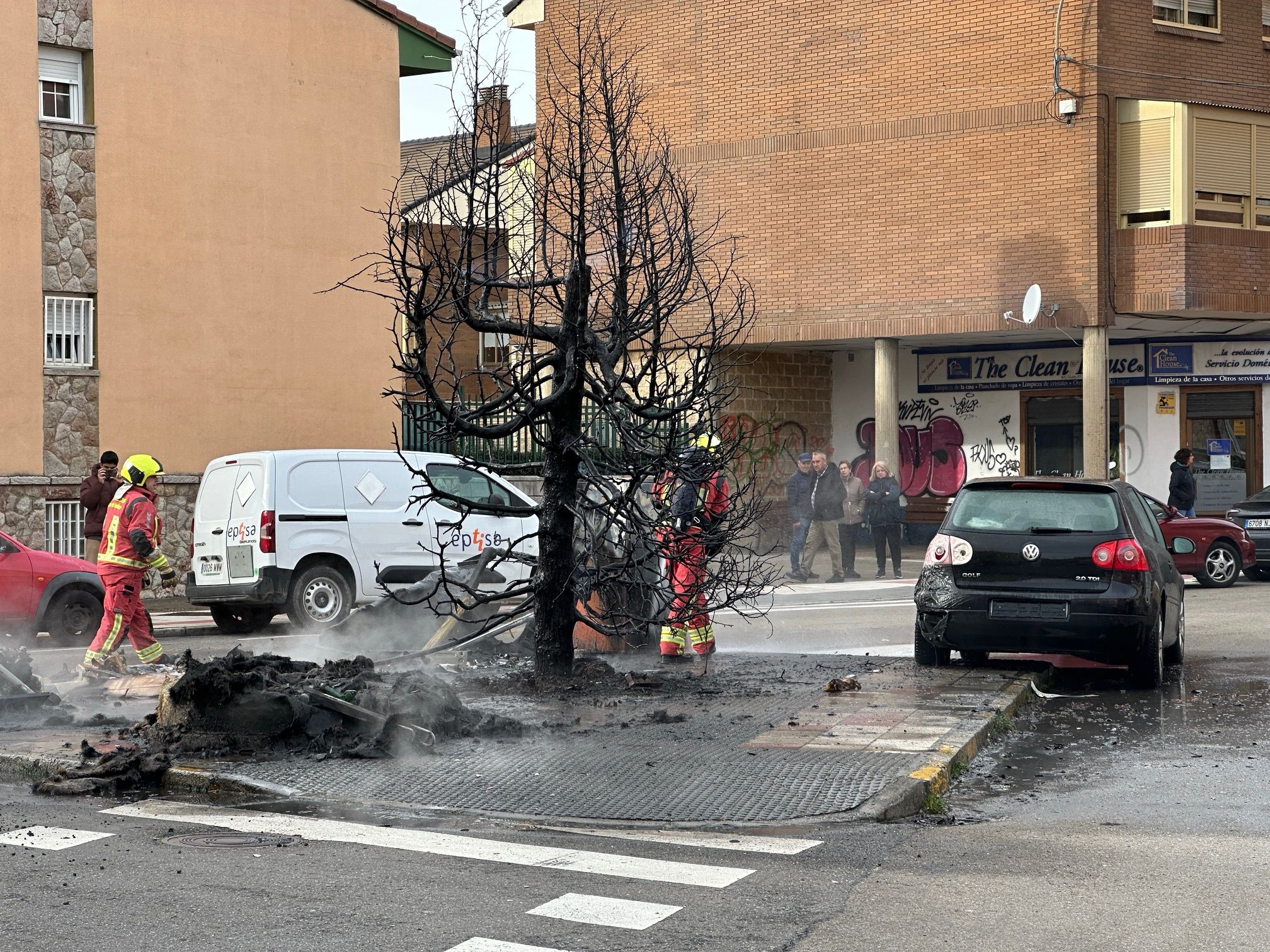 Imagen de cómo ha quedado la zona tras la actuación de los bomberos Imagen de cómo ha quedado la zona tras la actuación de los bomberos