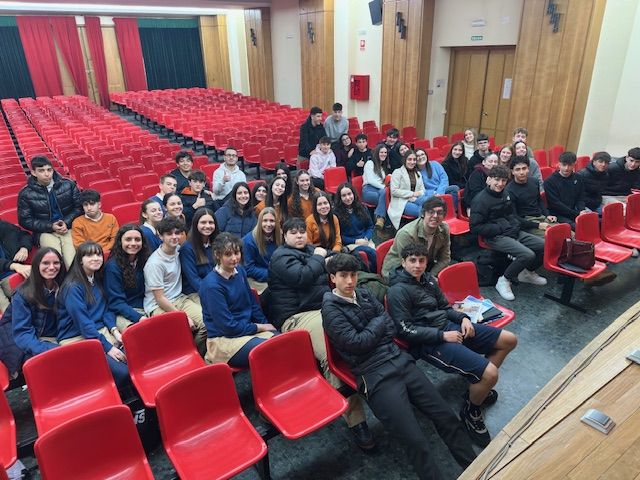 Foto de familia tras la charla en el colegio sobre Periodismo. | LNC Foto de familia tras la charla en el colegio sobre Periodismo. | LNC