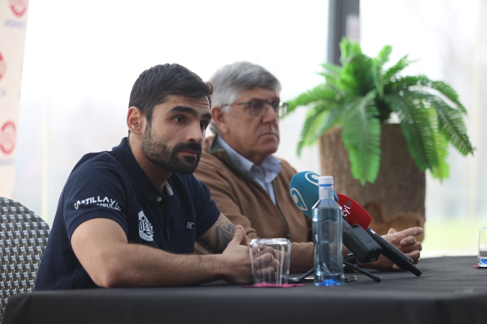 Luis Puertas, junto al presidente Cayetano Franco, en su presentación como nuevo técnico del Ademar. | FERNANDO OTERO