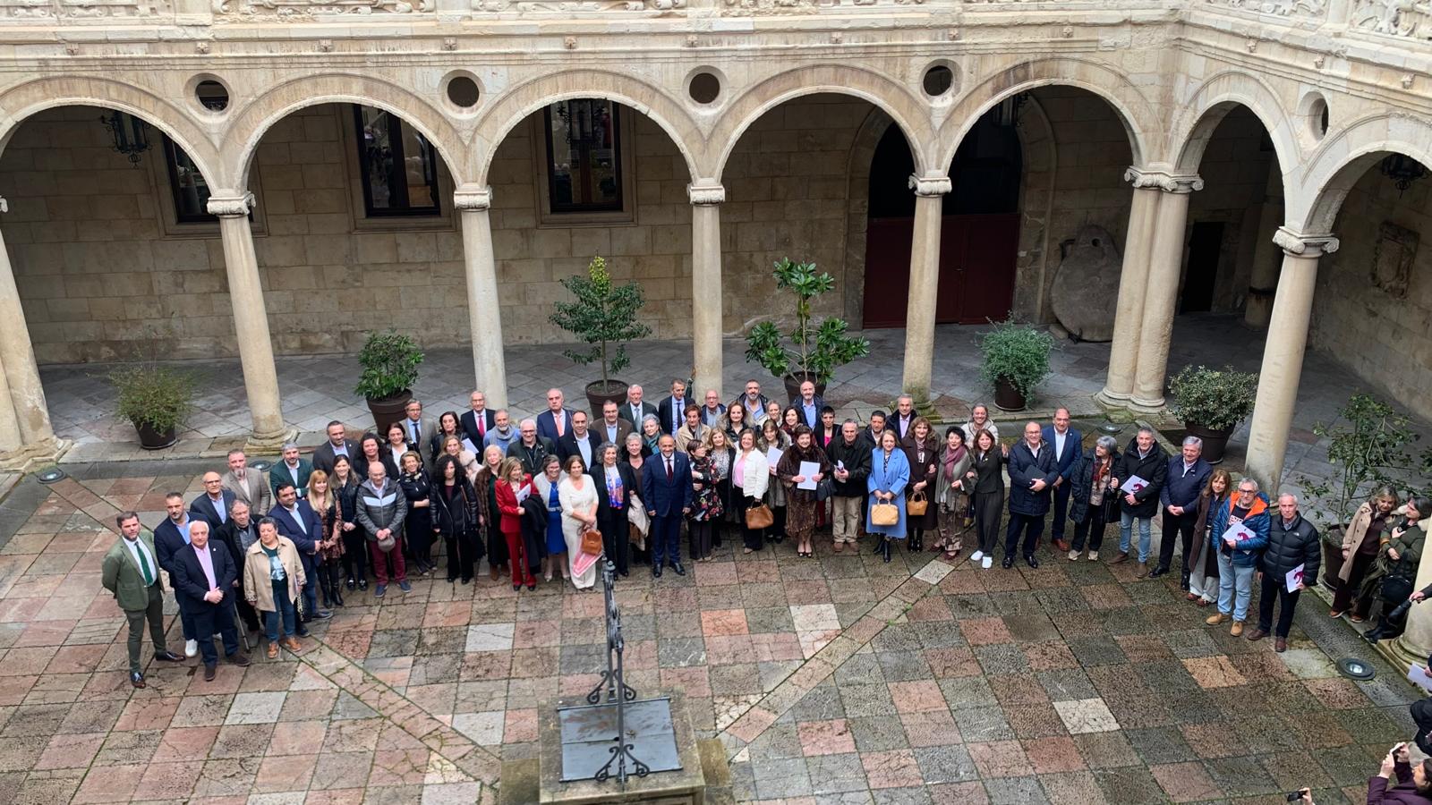 Foto de familia del homenaje a los trabajadores jubilados.