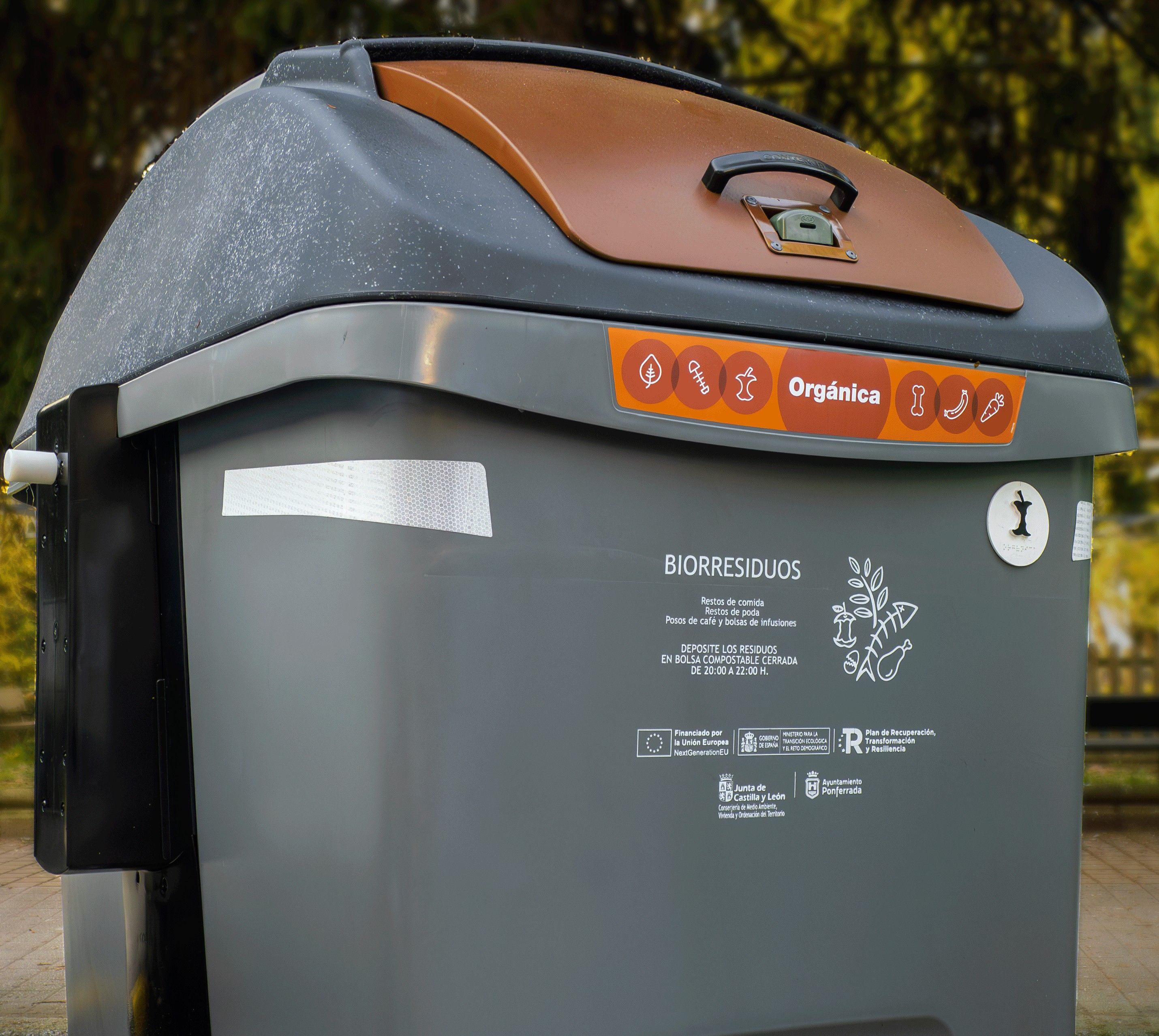 Nuevos contenedores que Ponferrada comienza a instalar,