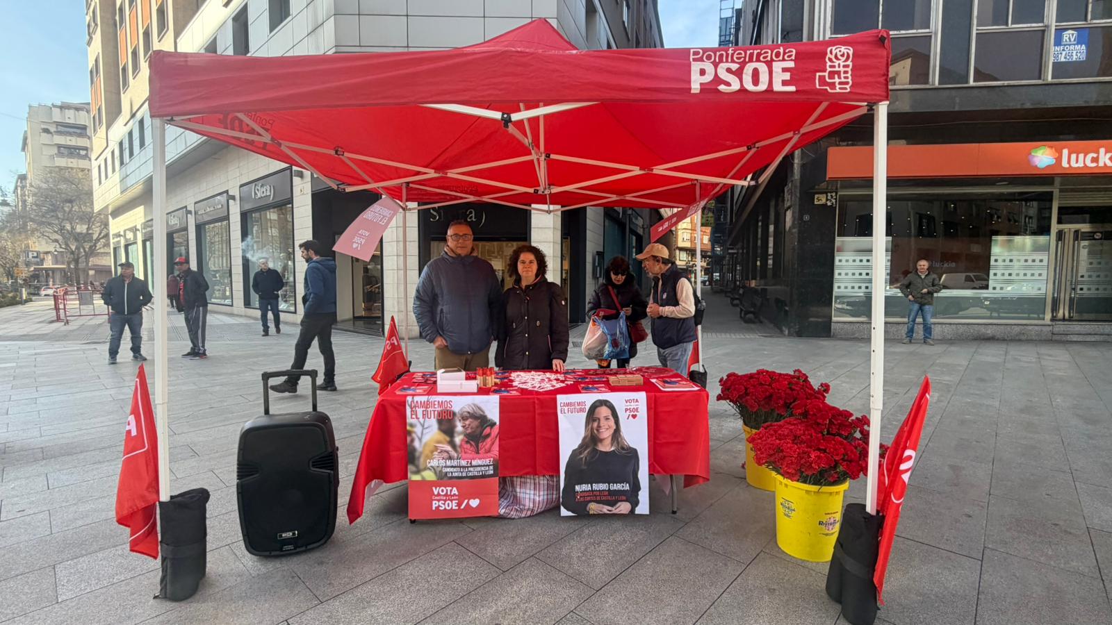 Una de las carpas del PSOE en la plaza de Lazúrtegui este sábado.