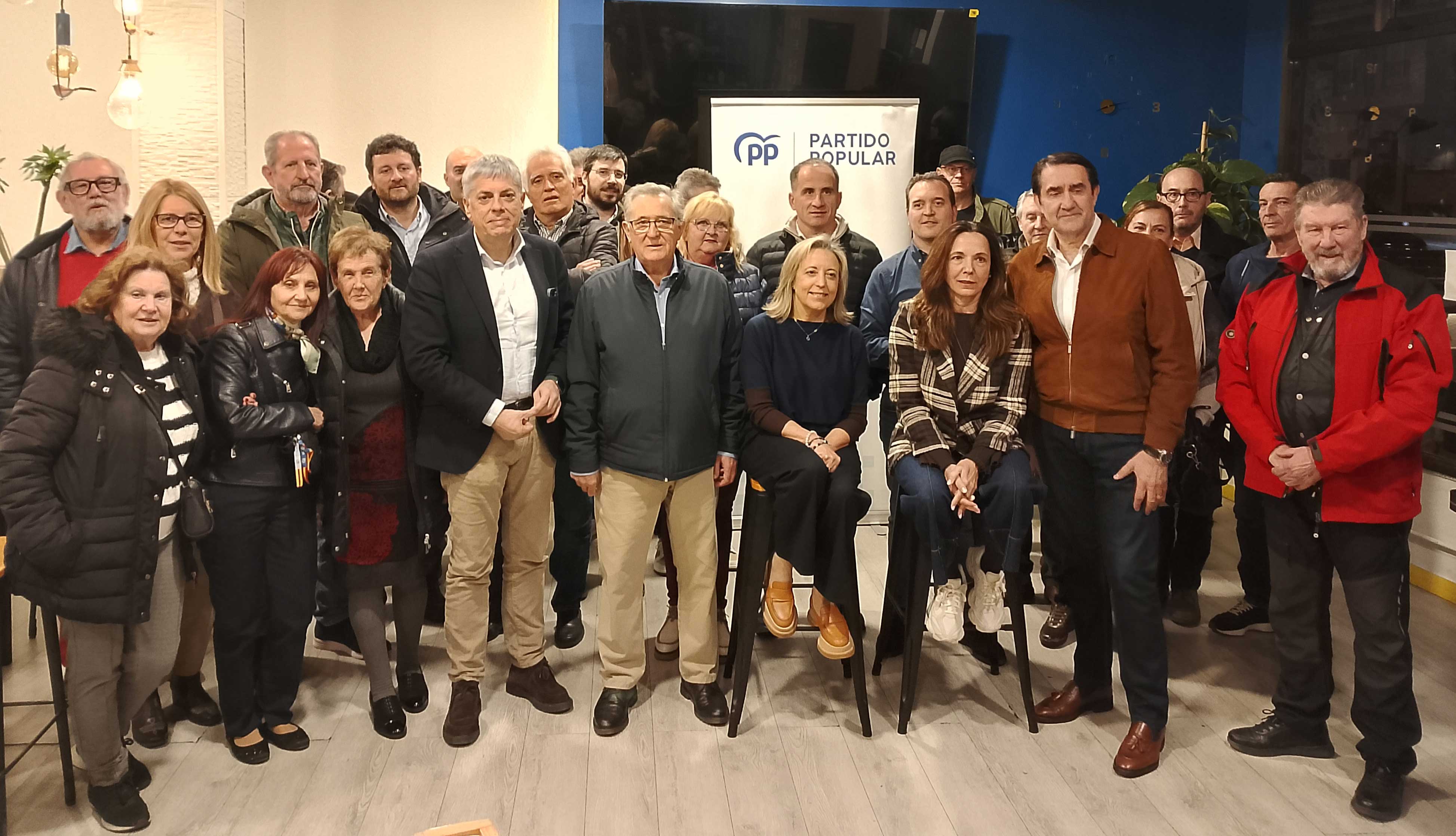 Imagen del encuentro de la dirección provincial y de la candidatura del PP a las Cortes con alcaldes y portavoces de la zona de León Centro. | L.N.C.