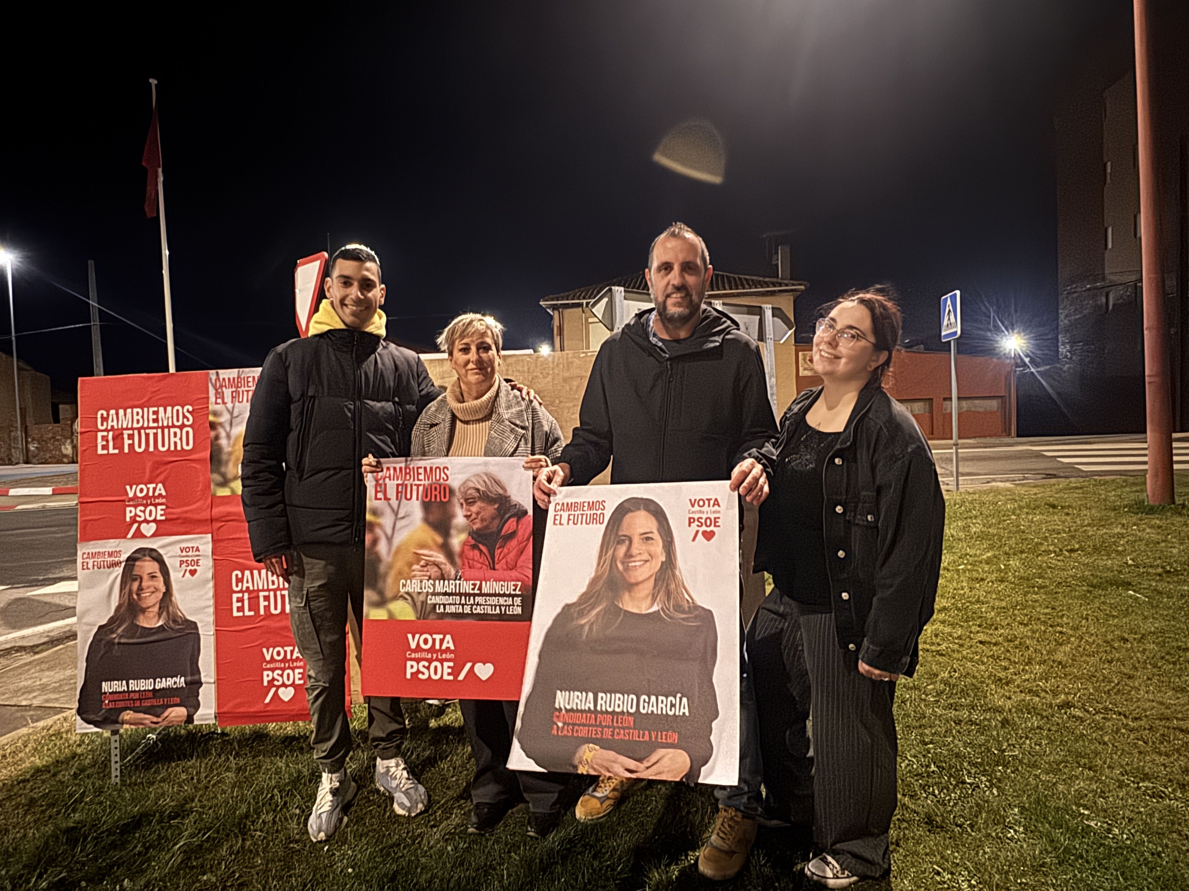 Imagen de la la pegada de carteles y el inicio de campaña en Valencia de Don Juan. | L.N.C