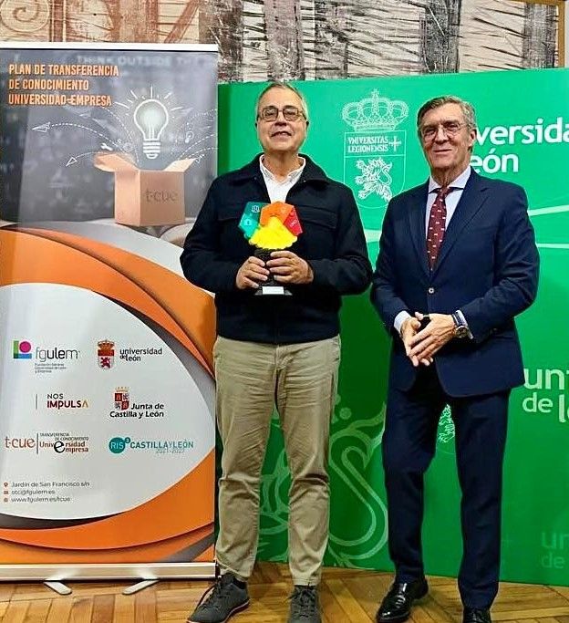 Alfonso Fernández-Manso recogiendo el galardón de manos del presidente del Consejo Social de la Universidad de León, Luis Javier Cepedano. | L.N.C.