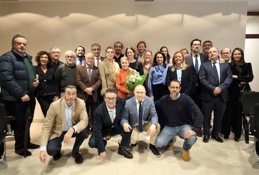 Abogados homenajeando a su compañera,  Isabel Marqués.