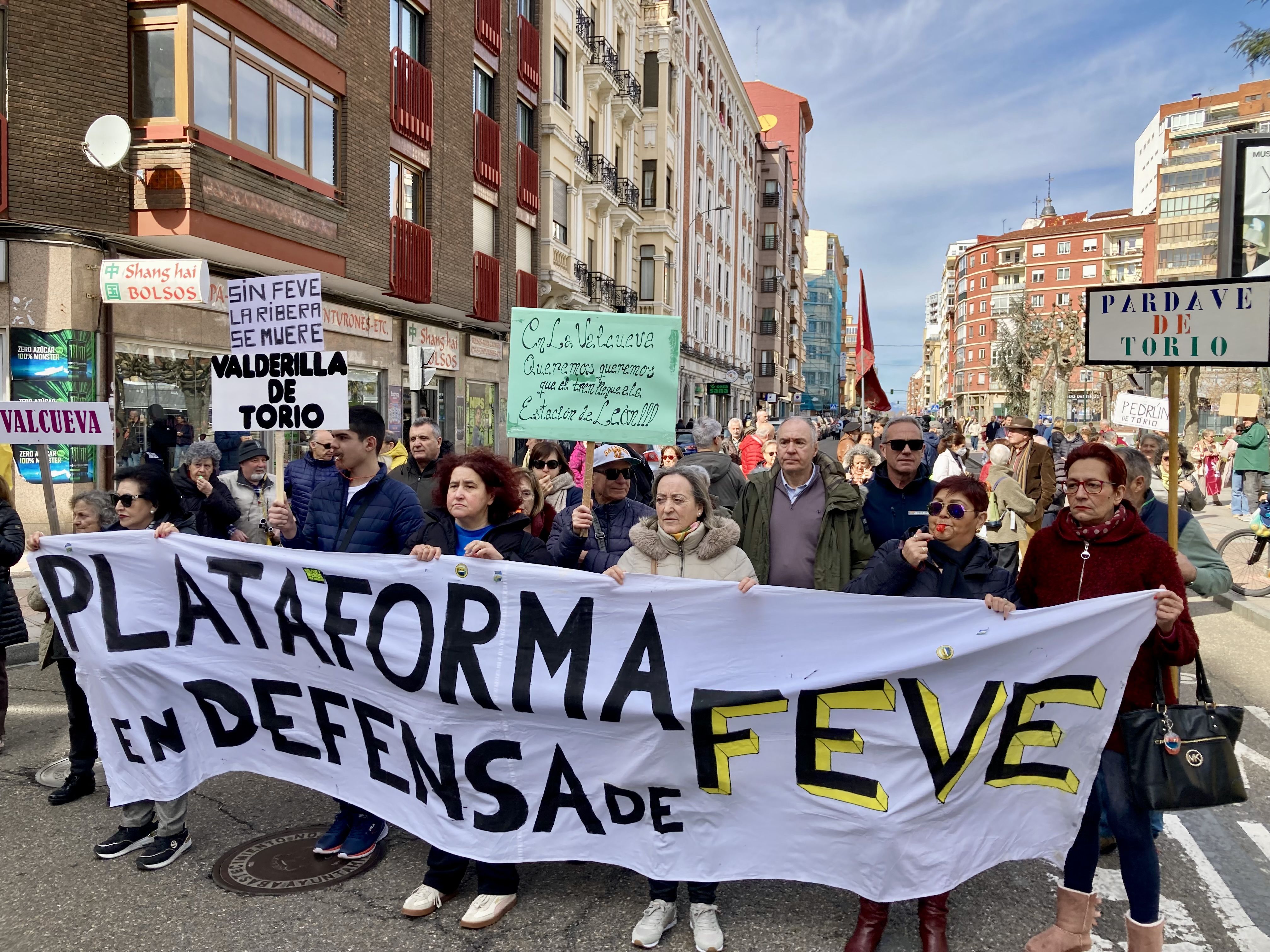 Manifestación de este sábado en las calles del centro de León, organizada por la Plataforma en Defensa de Feve. | ICAL