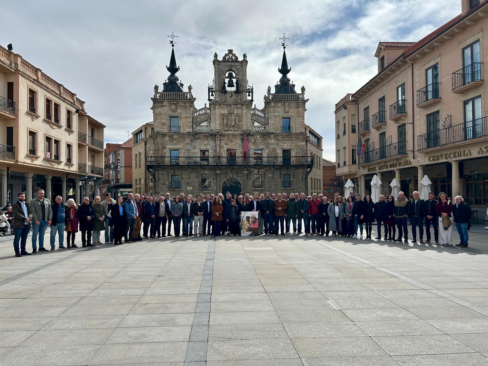 El PSOE de León celebra en Astorga una convención de alcaldes en la que han participado el secretario general del PSOE de León, Javier Alfonso Cendón, y la cabeza de lista del PSOE por León a las Cortes, Nuria Rubio. | ICAL