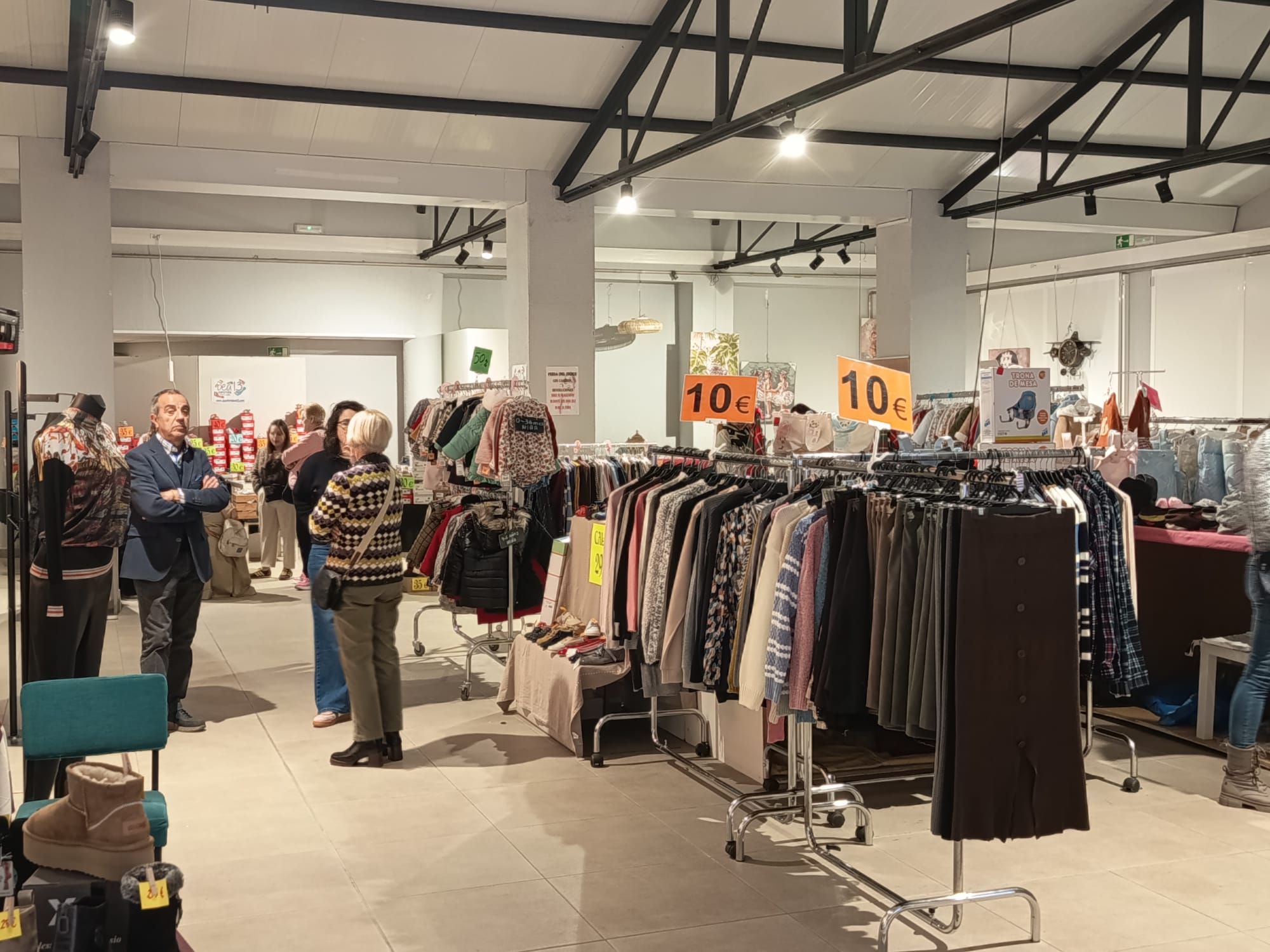 Visitantes y comerciantes en la novena edición de la Feria del Stock. | L.N.C.