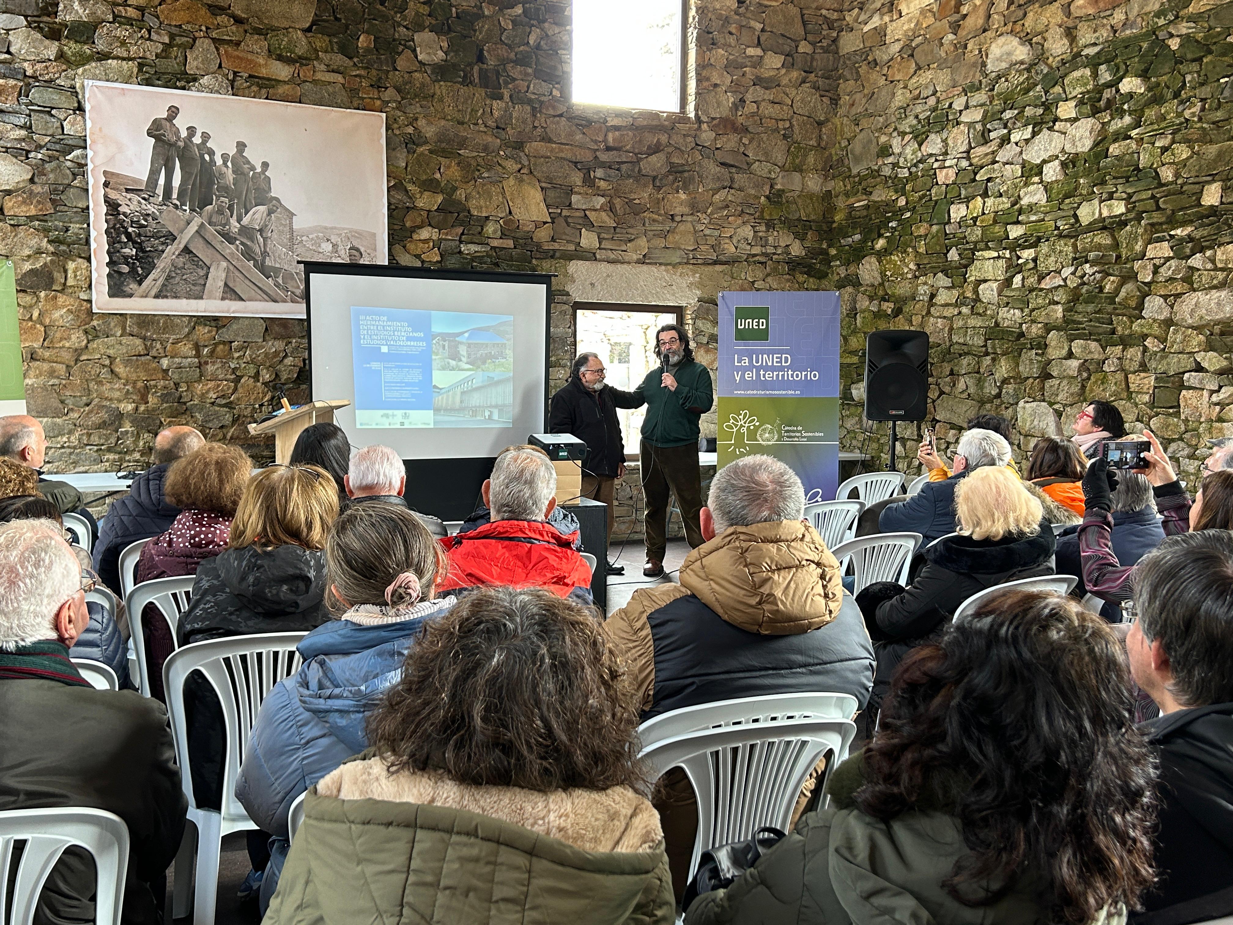 Los presidentes del IEB y del IEV en La Piela durante los actos de hermanamiento.