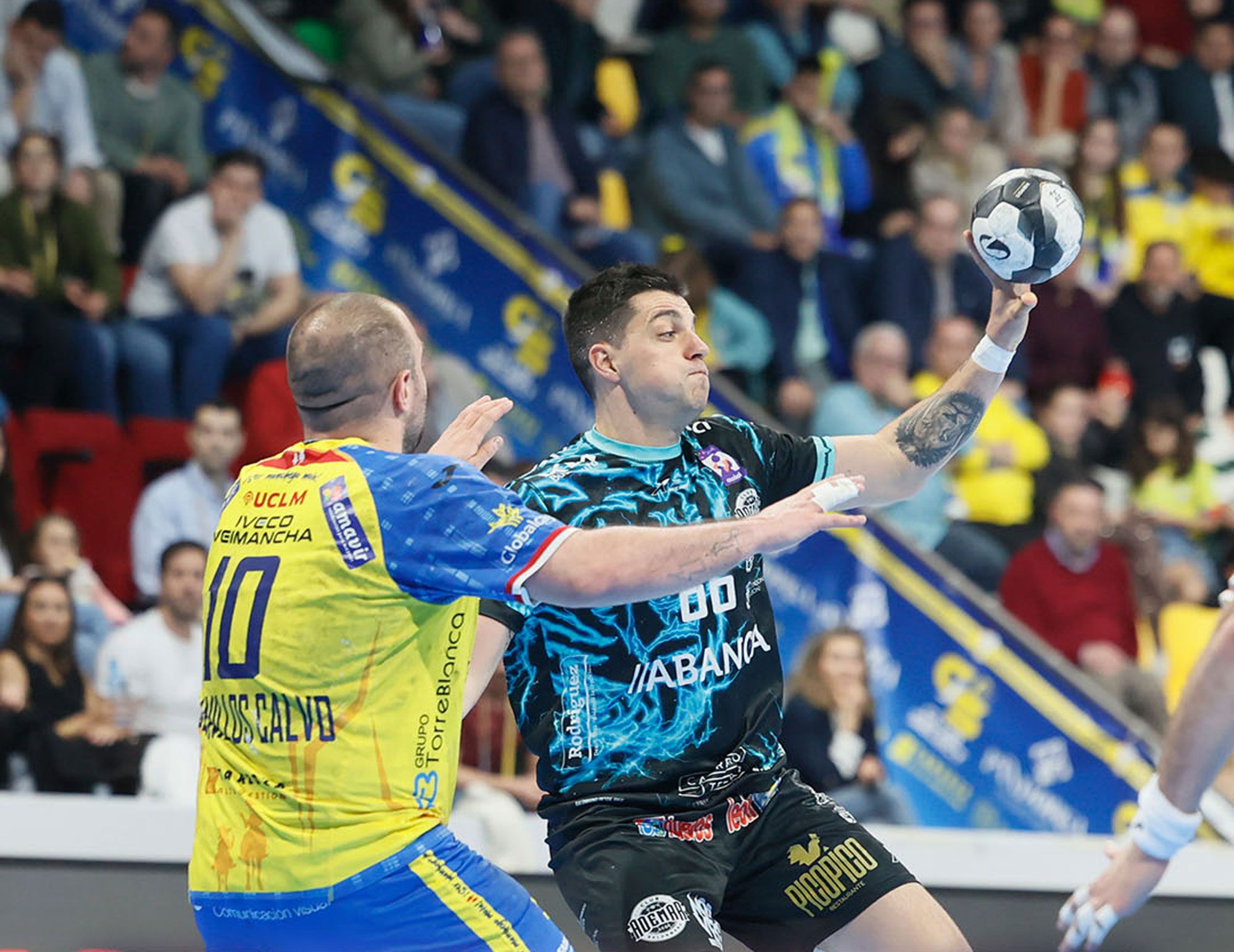 Edu Fernández da un pase durante el Ciudad Real - Ademar. | JOSÉ RAMÓN GARCÍA CARPINTERO