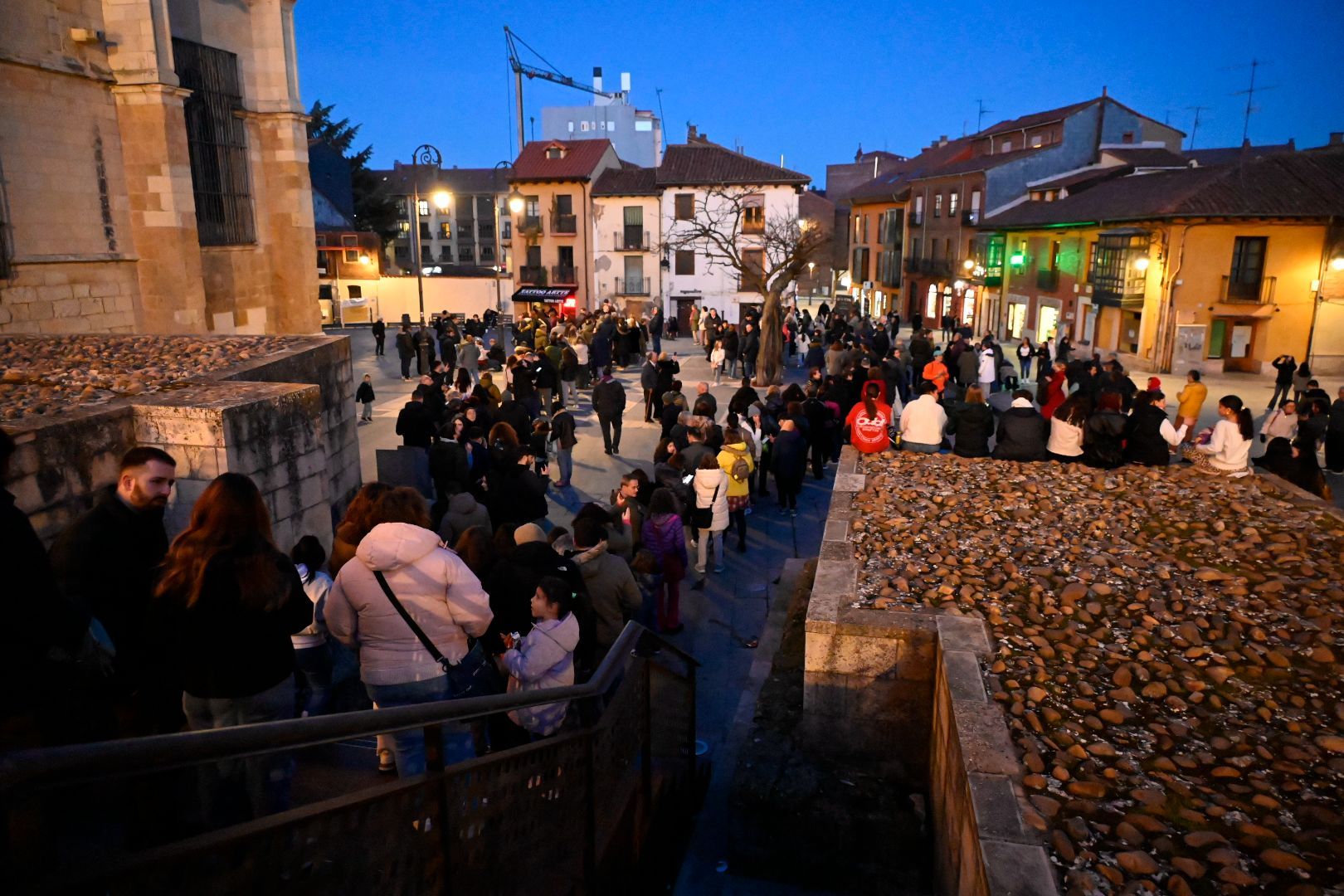 Un instante de la actividad ‘Un paseo por el cielo’ organizada por la Asociación Leonesa de Astronomía. | SAÚL ARÉN