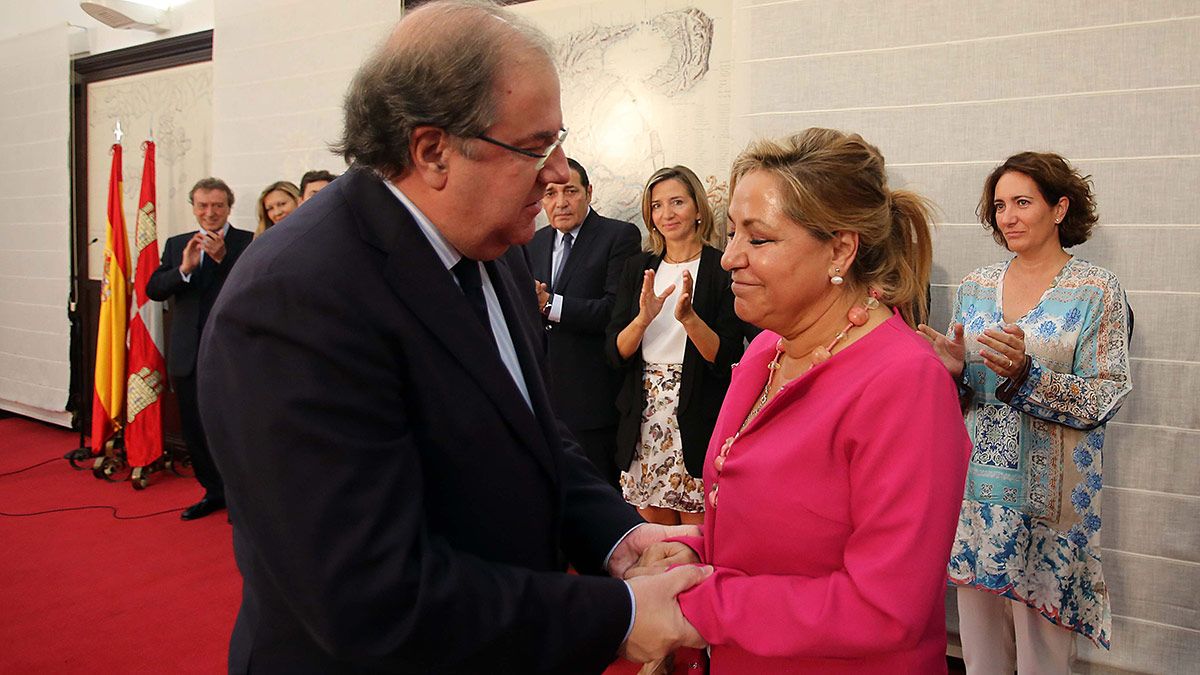 El presidente de la Junta, Juan Vicente Herrera, se despide de la ex vicepresidenta Rosa Valdeón al término de la toma de posesión del vicepresidente, la portavoz y el consejero de Empleo de la Junta. | ICAL