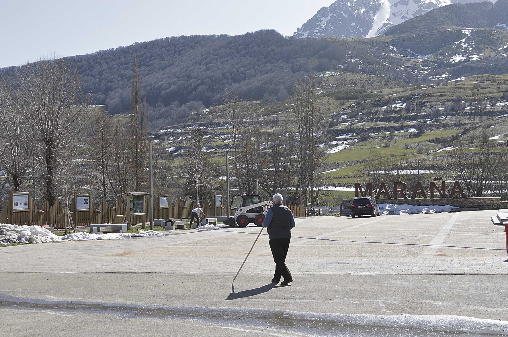 La plaza de los esquiadores de Maraña, el centro de la vida diaria, celebró la llegada del sol, no así la de la cobertura .|F.FERNÁNDEZ