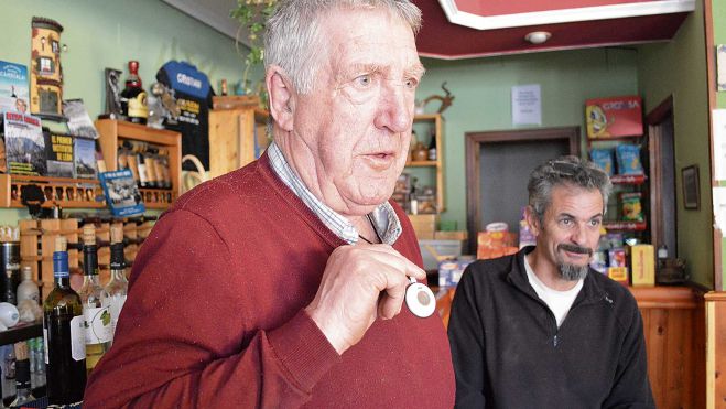 Vicente muestra el dispositivo que lleva ‘como medalla’ para llamar en caso de necesidad médica.. Vicente muestra el dispositivo que lleva ‘como medalla’ para llamar en caso de necesidad médica..