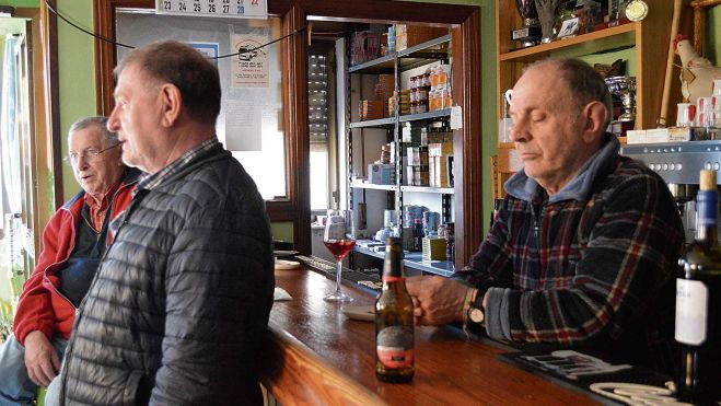 Josu, José Eugenio Cascos, ex alcalde, un tipo entrañable como pocos que no se jubila para no dejar al pueblo sin ningún bar y tienda Josu, José Eugenio Cascos, ex alcalde, un tipo entrañable como pocos que no se jubila para no dejar al pueblo sin ningún bar y tienda