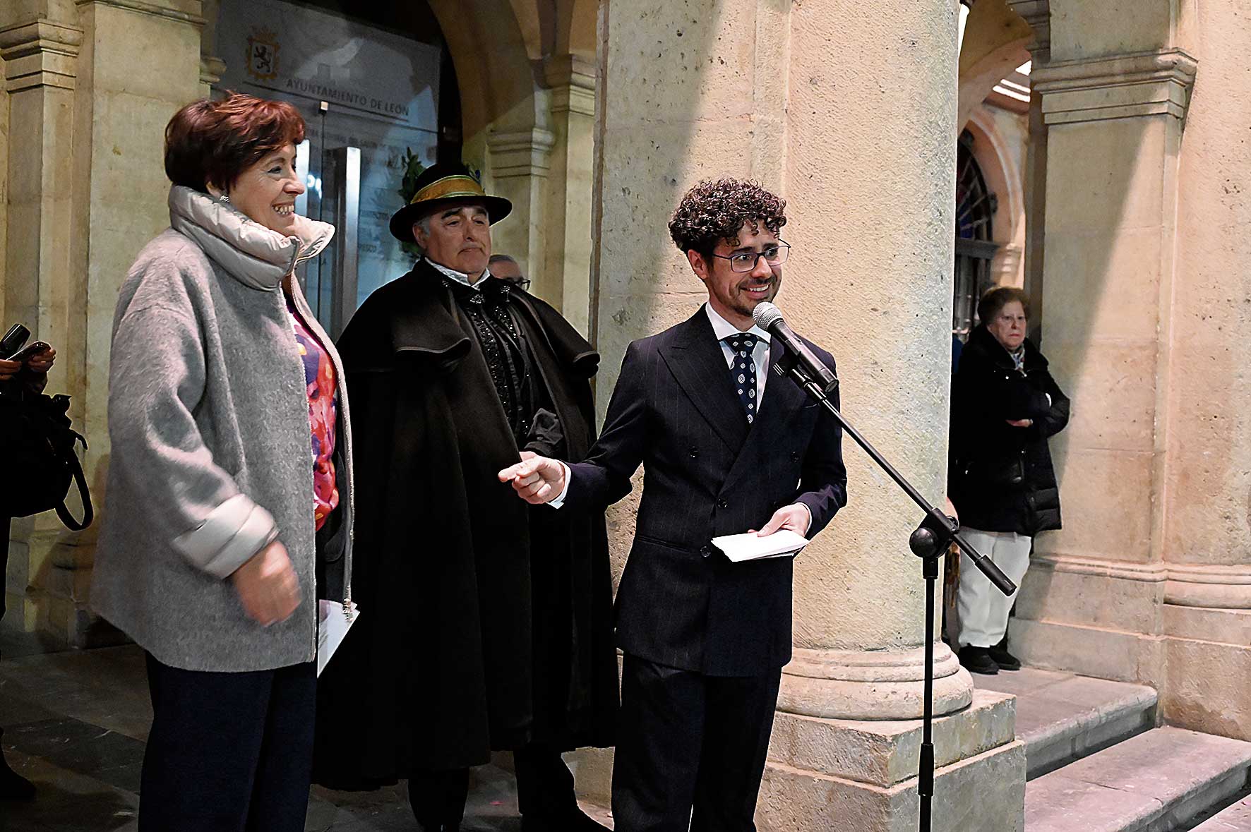 Los integrantes del grupo leonés Aguzo y muchos leoneses que se sumaron recorrieron ayer las calles del centro de la ciudad recreando las marzas. | L.N.C.