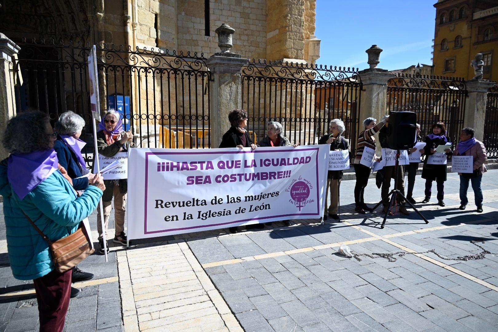 León se suma a la movilización de la Revuelta de Mujeres en la Iglesia con una ‘performance’ reivindicativa