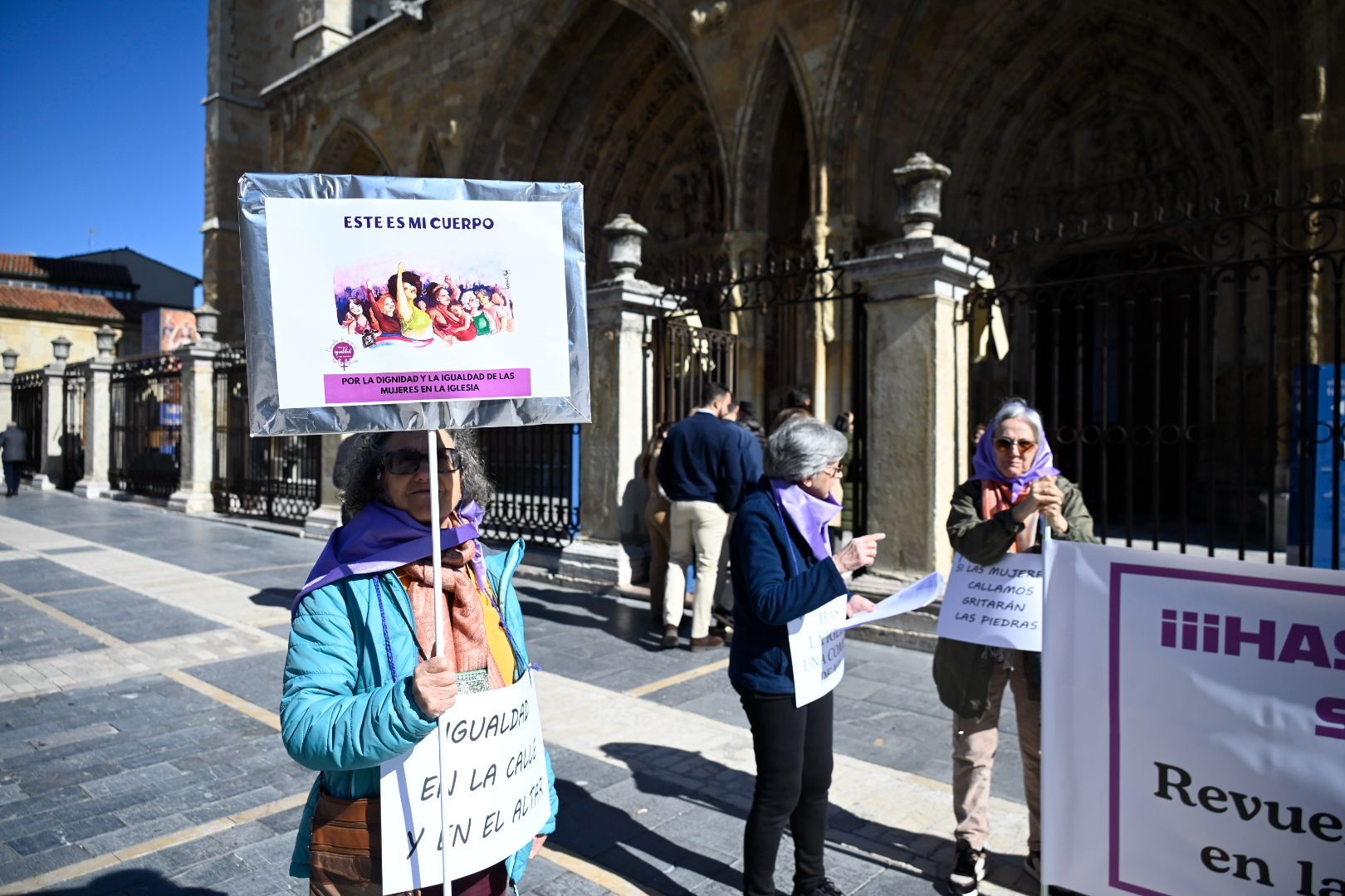 León se suma a la movilización de la Revuelta de Mujeres en la Iglesia con una ‘performance’ reivindicativa