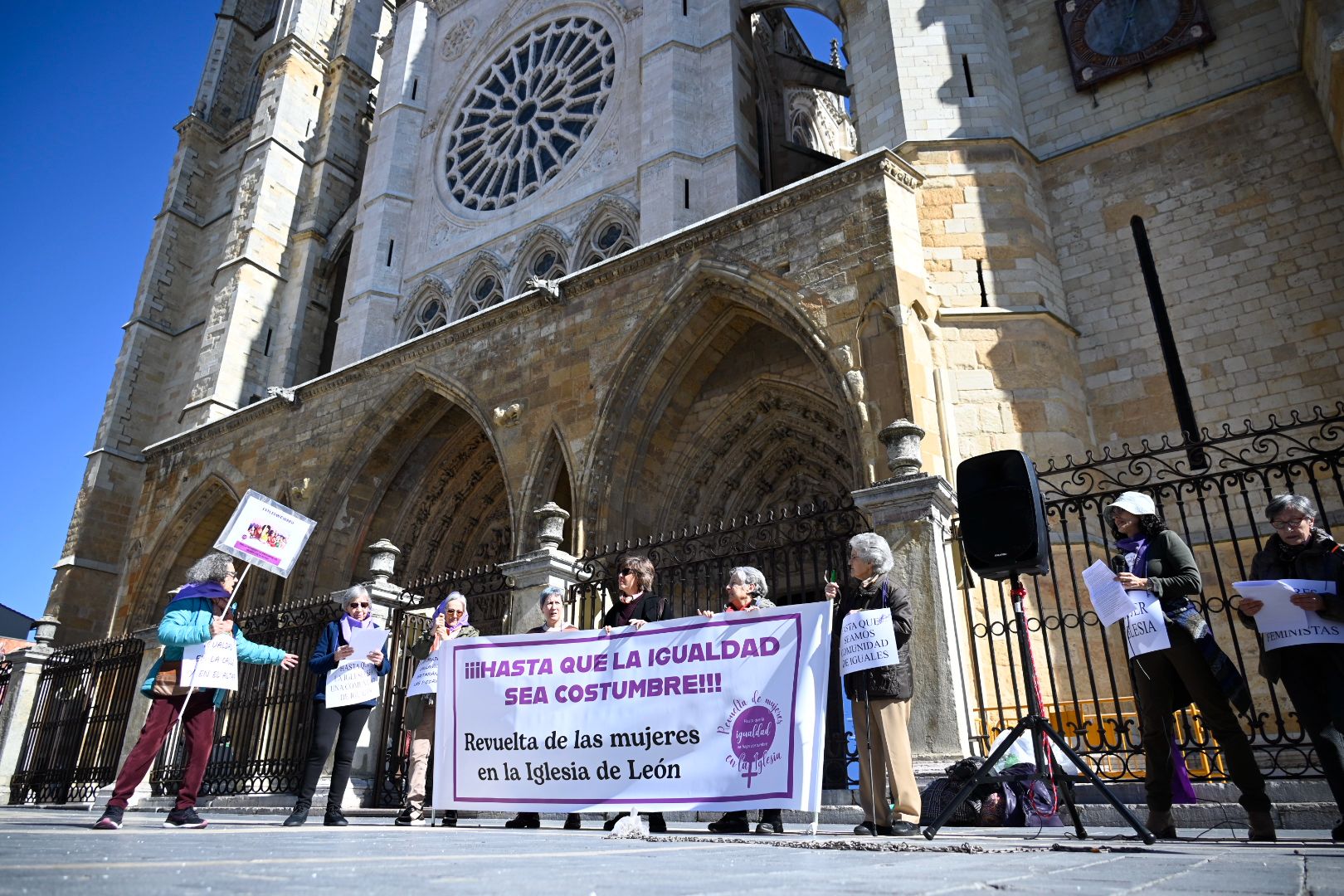 León se suma a la movilización de la Revuelta de Mujeres en la Iglesia con una ‘performance’ reivindicativa