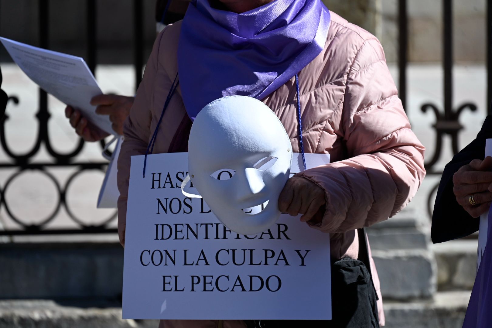 León se suma a la movilización de la Revuelta de Mujeres en la Iglesia con una ‘performance’ reivindicativa 