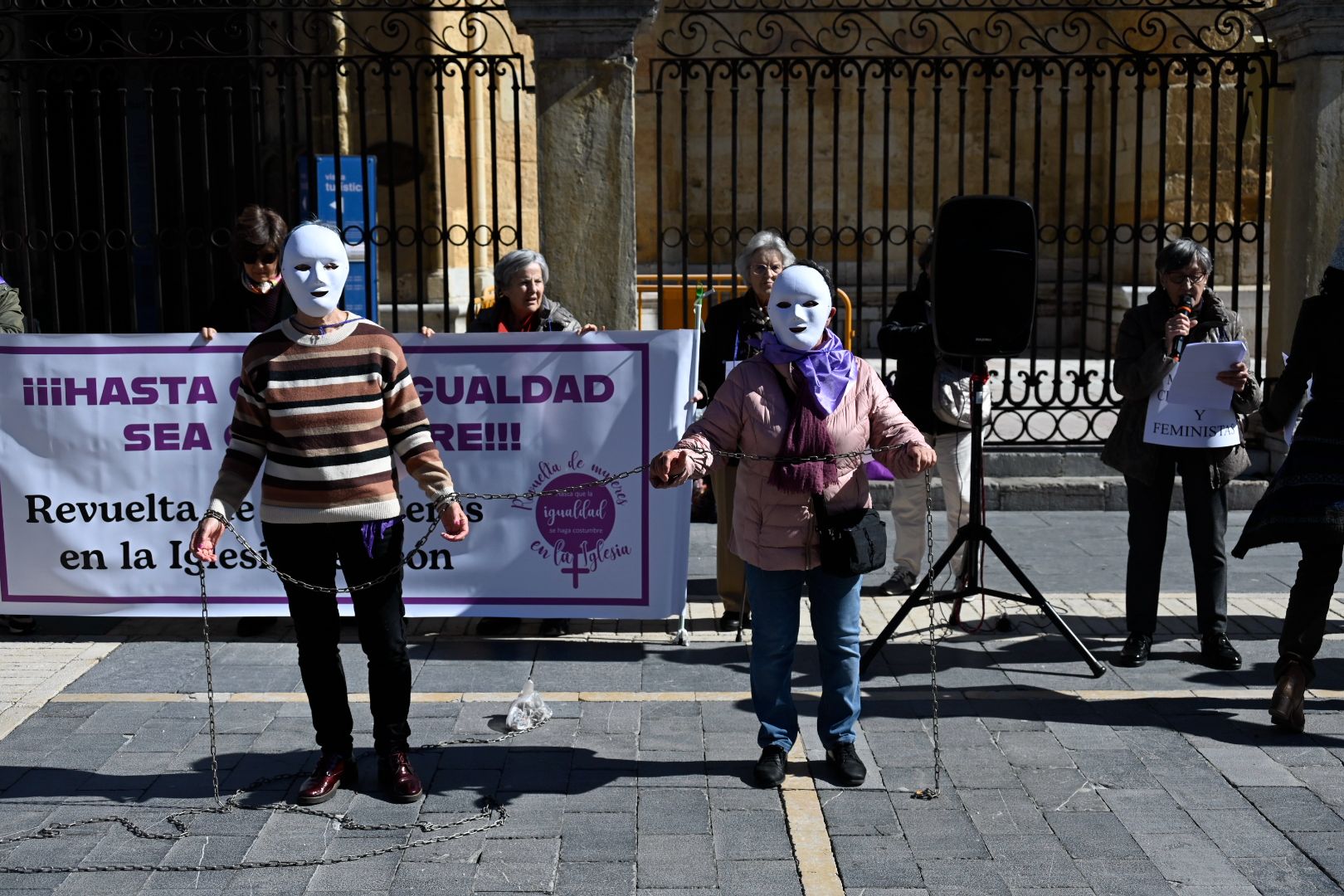 León se suma a la movilización de la Revuelta de Mujeres en la Iglesia con una ‘performance’ reivindicativa 
