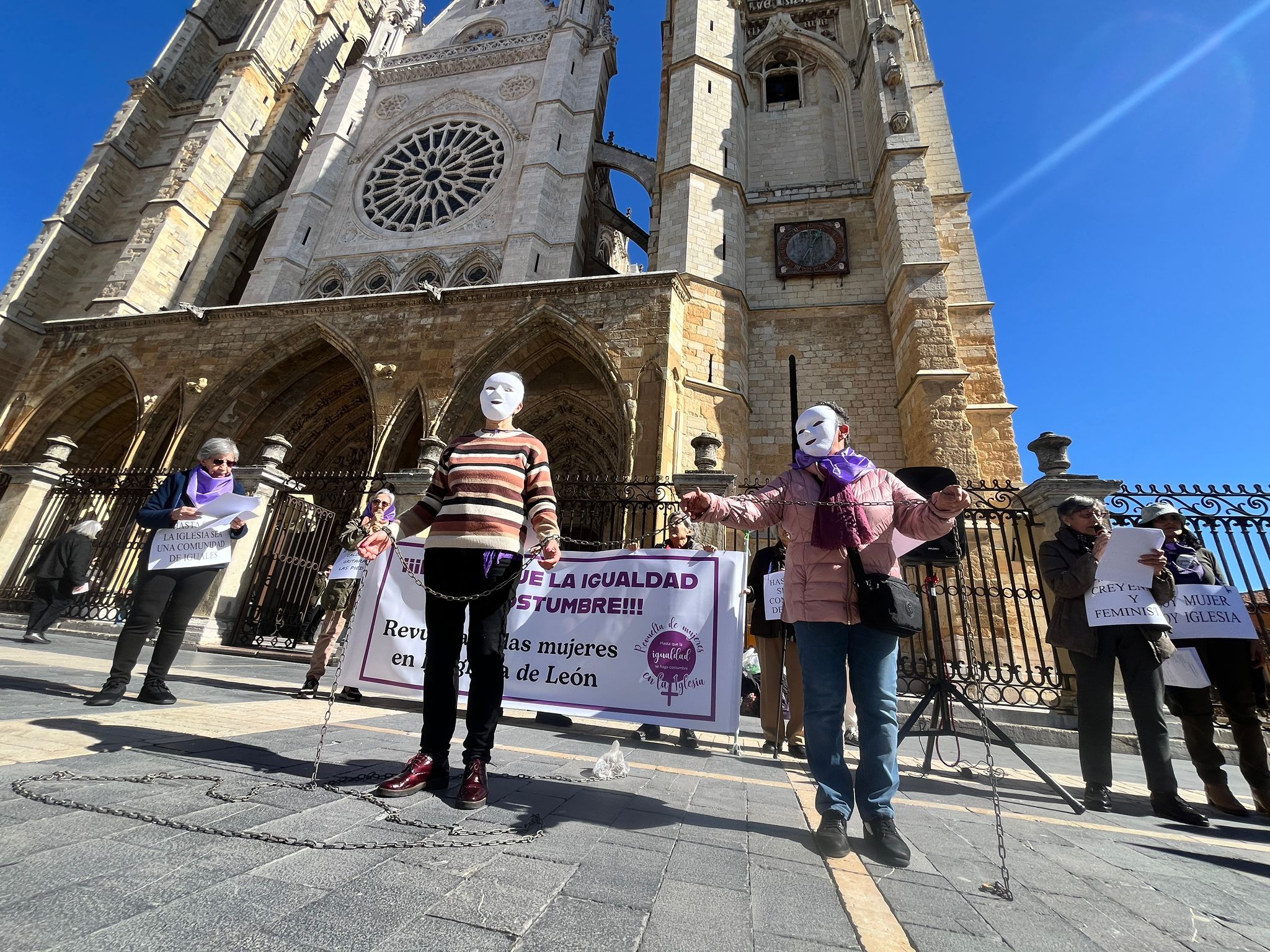 León se suma a la movilización de la Revuelta de Mujeres en la Iglesia con una ‘performance’ reivindicativa