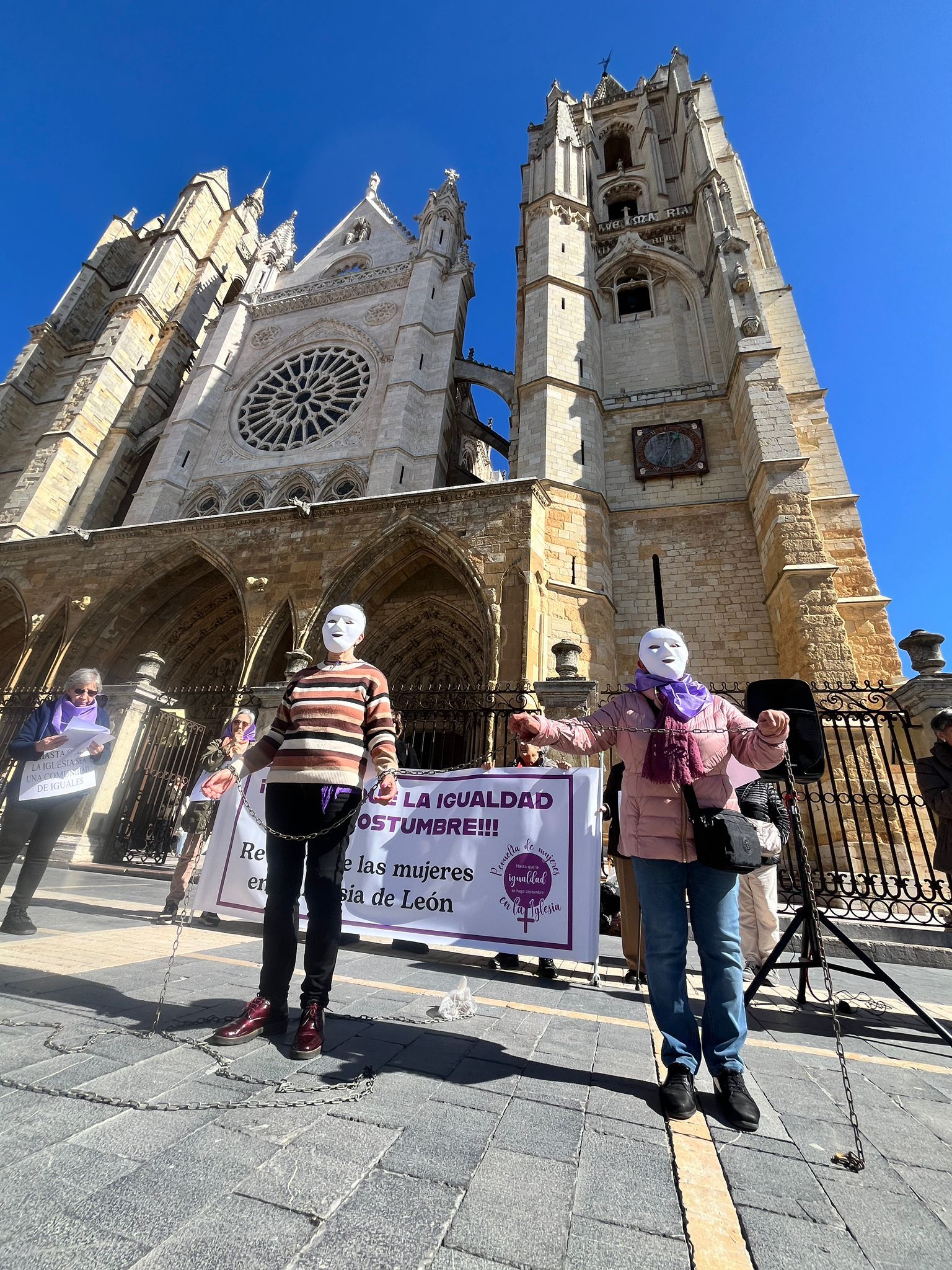 León se suma a la movilización de la Revuelta de Mujeres en la Iglesia con una ‘performance’ reivindicativa 