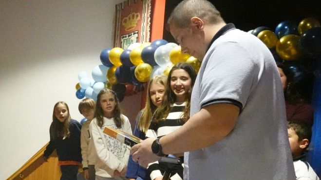 Álvaro Quiñones recibió su reconocimiento de manos de sus alumnos de la escuela / BARREÑADA