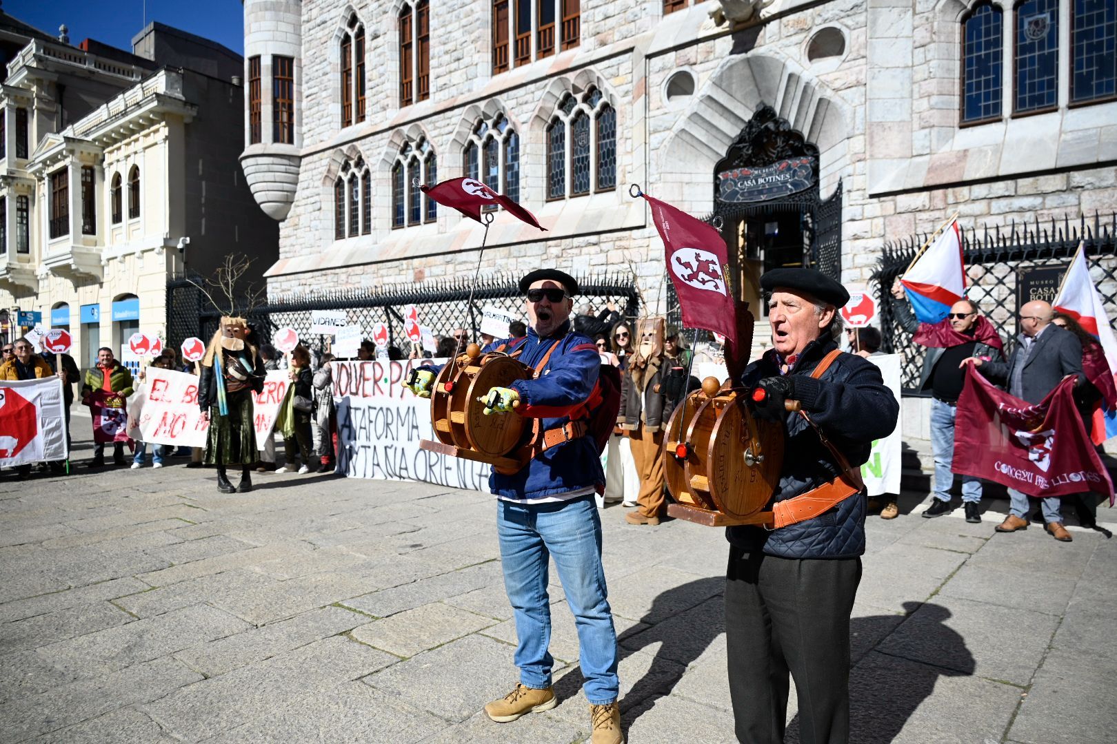 Diferentes colectivos, procedentes de distintos puntos de la provincia, se manifestaron este domingo. | SAÚL ARÉN