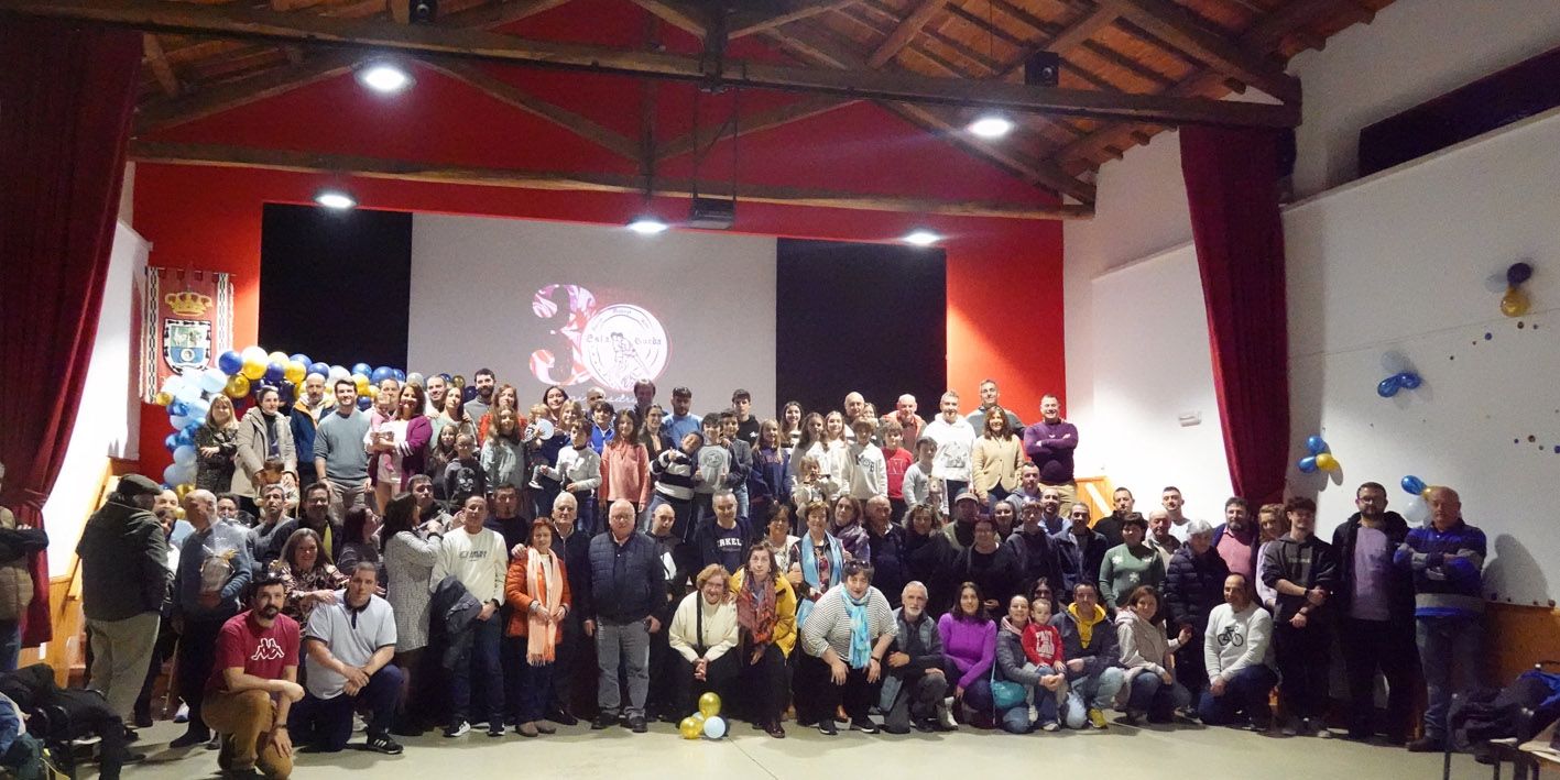 Foto de familia de los asistentes al XXX Aniversario del Club Esla Rueda de Lucha Leonesa / BARREÑADA